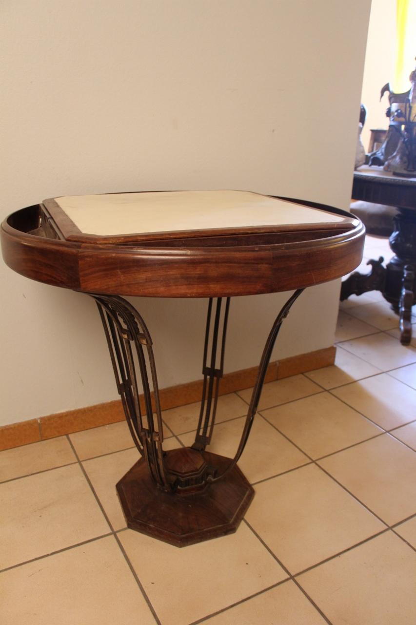 Pedestal table forming hammered wrought iron partially gilded and coral wood having a circular molded and compartmentalized belt discovering a removable tray sheathed with parchment (wear with parchment). The base consists of four curved posts