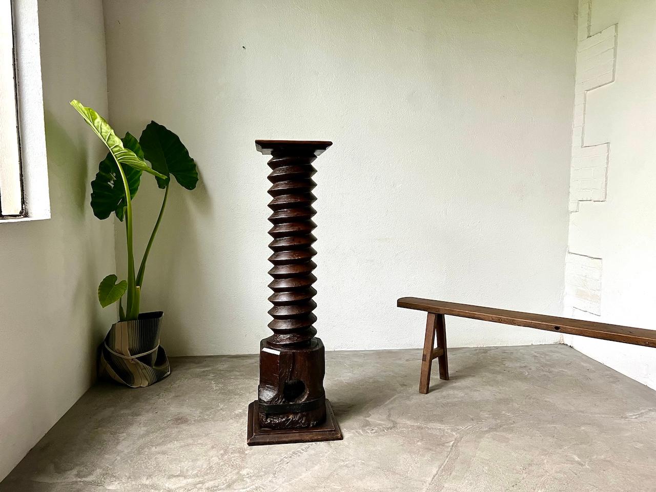 Alte Weinpresse Schraube im Stil von Charles Dudouyt in einen Gurt oder Ständer verwandelt.

Sehr schöne Patina für dieses sehr elegante Geschirr oder Sockel. Es wird Ihnen erlauben, eine Pflanze in seinem Topf oder ein Kunstwerk auf dieser alten