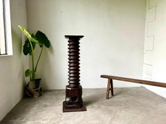 Pedestal de una antigua prensa de vino francesa, hacia 1900