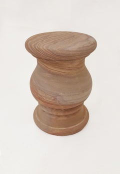 Tavolino con piedistallo rotondo in pietra Rainbow Teakwood di Stephanie Odegard