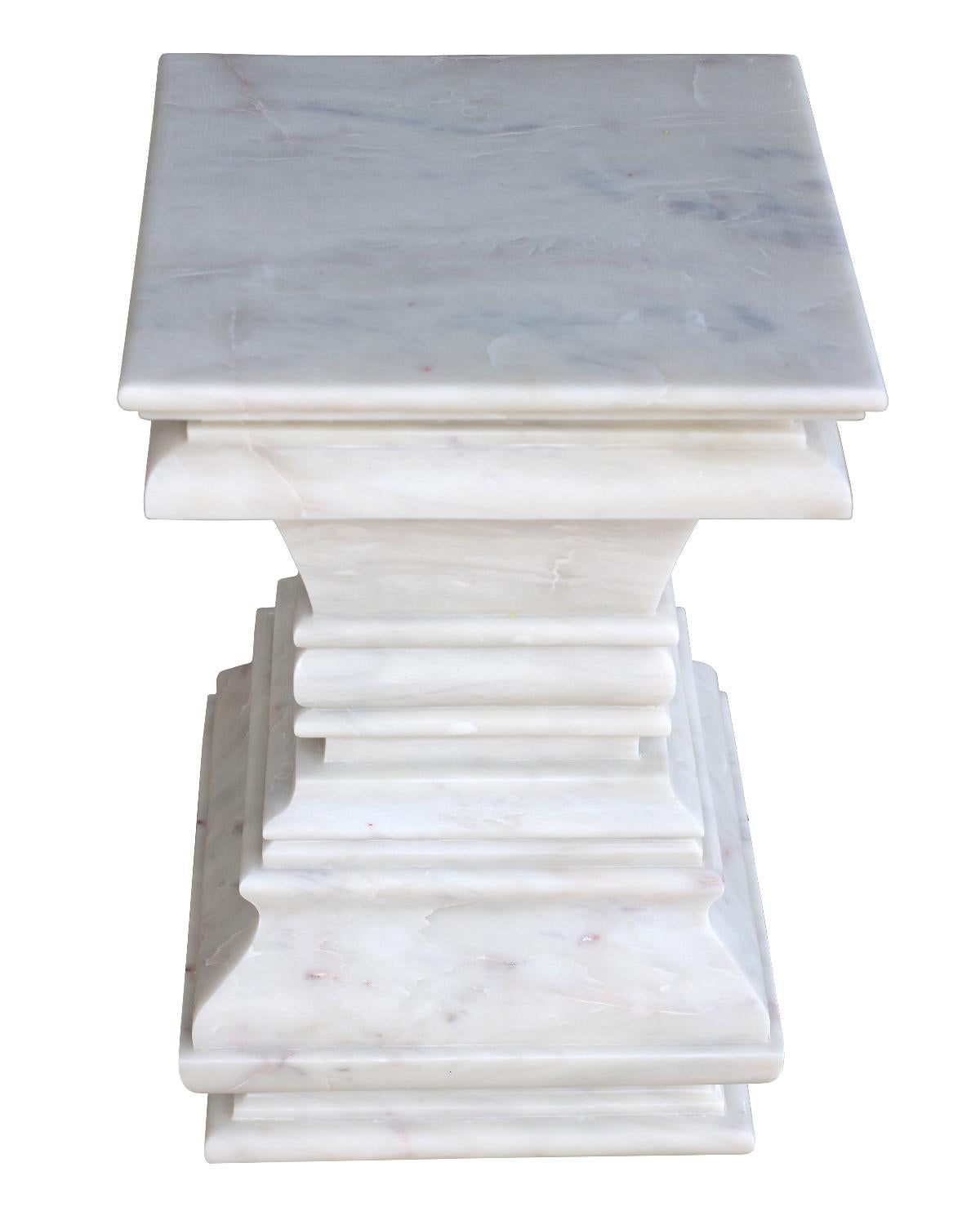 Moderne Table d'appoint carre architecturale  pidestal en marbre blanc de S. Odegard en vente