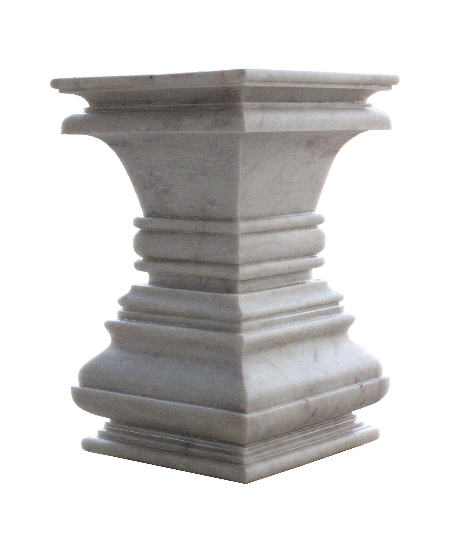 Indien Table d'appoint carre architecturale  pidestal en marbre blanc de S. Odegard en vente