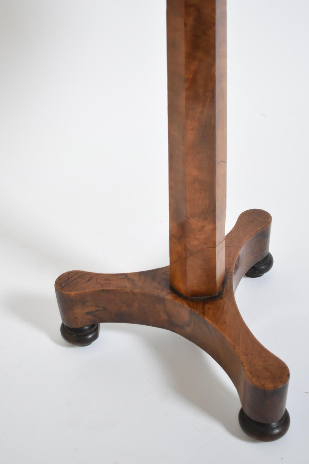 Pedestal side table with tilting octagonal top inlaid with a star in native wood, side-sloped shaft with concave triangular base. 19th c.
