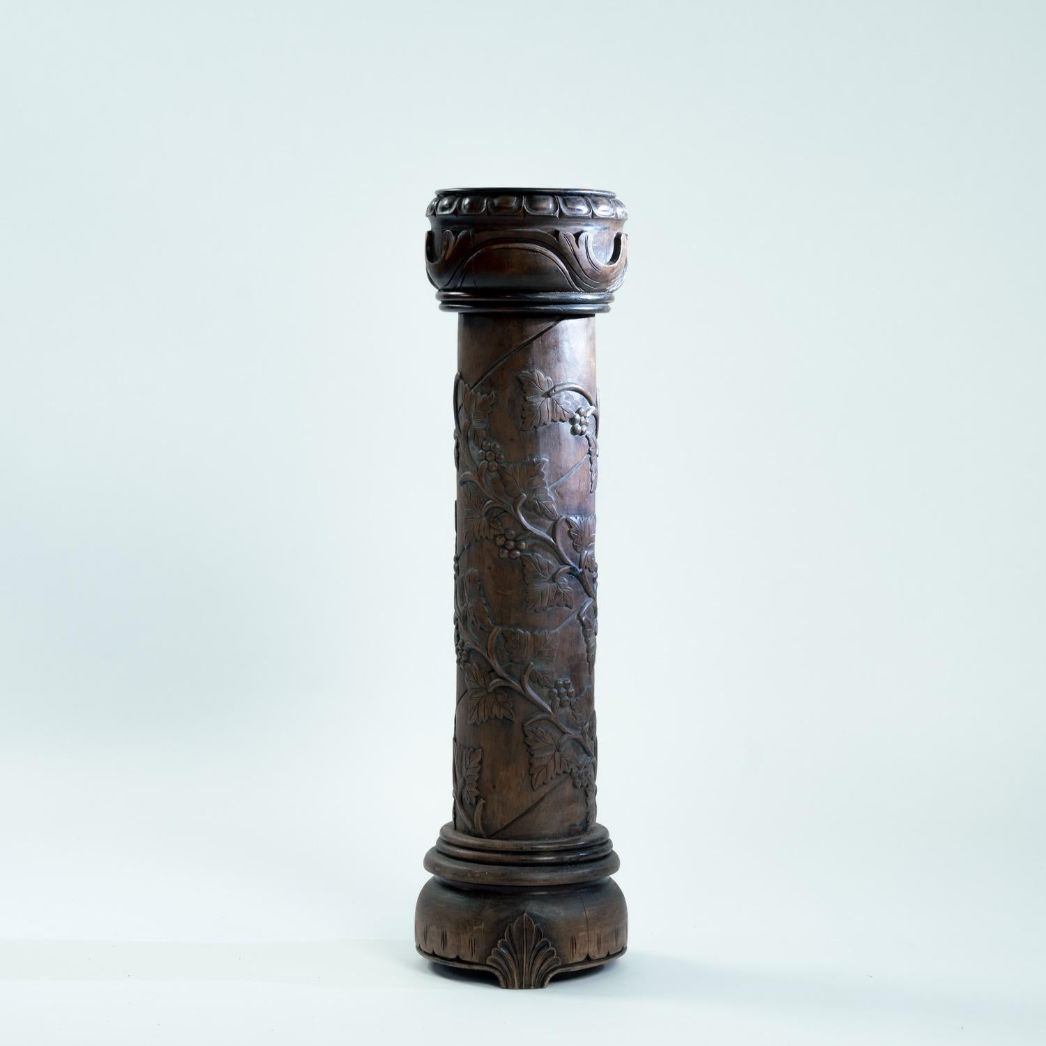 Autre Piédestal ou jardinière, acajou, motif de vigne sculpté à la main, Wood, années 1950 en vente