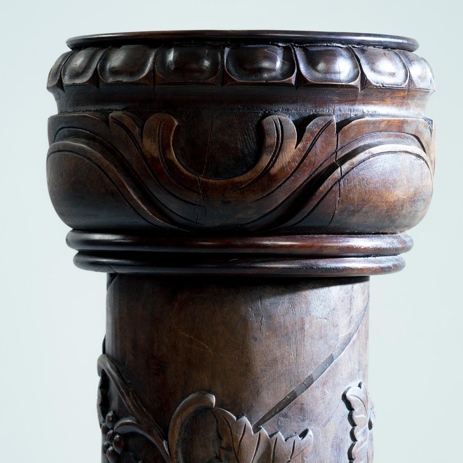 Piédestal ou jardinière, acajou, motif de vigne sculpté à la main, Wood, années 1950 Bon état - En vente à Zevenaar, NL