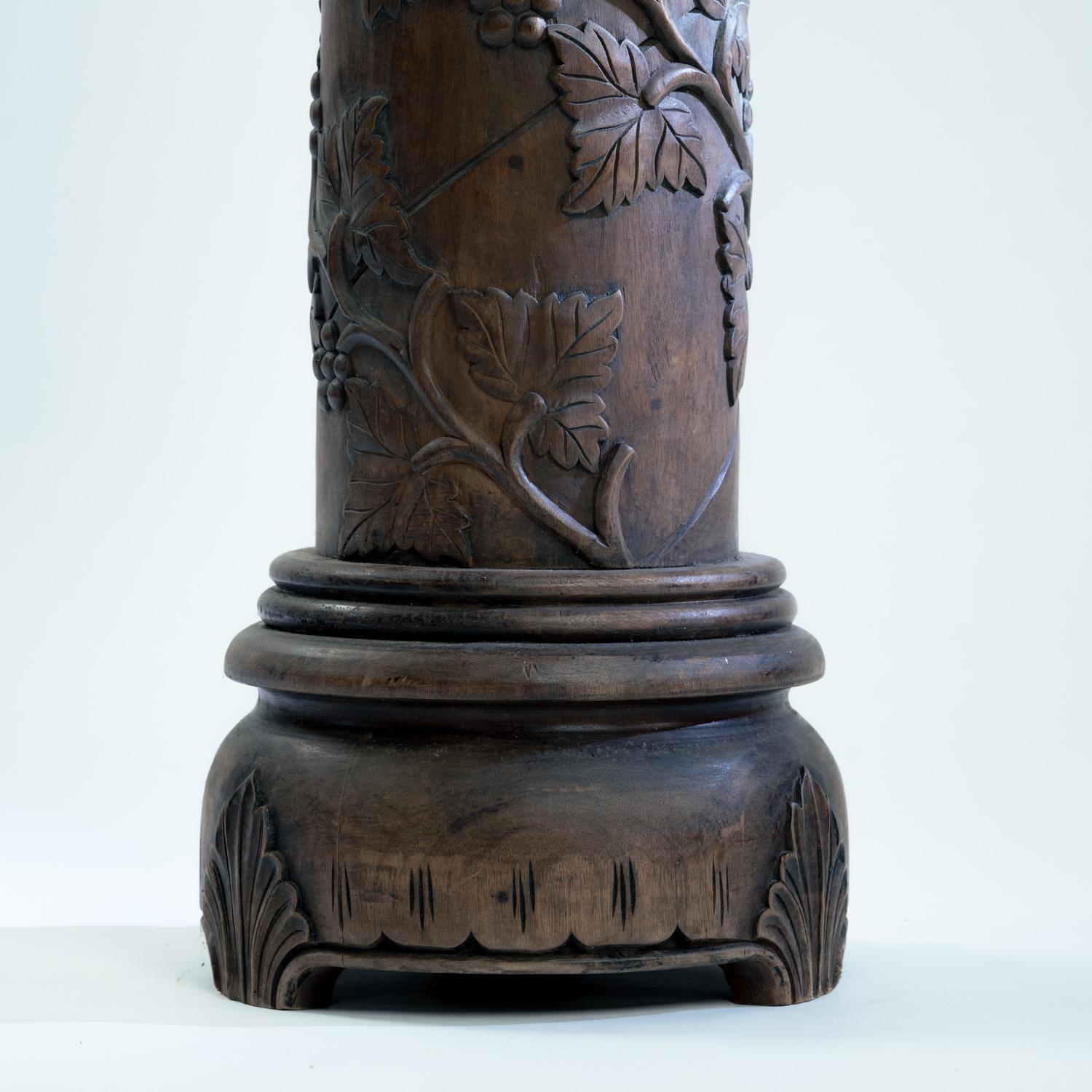 Milieu du XXe siècle Piédestal ou jardinière, acajou, motif de vigne sculpté à la main, Wood, années 1950 en vente