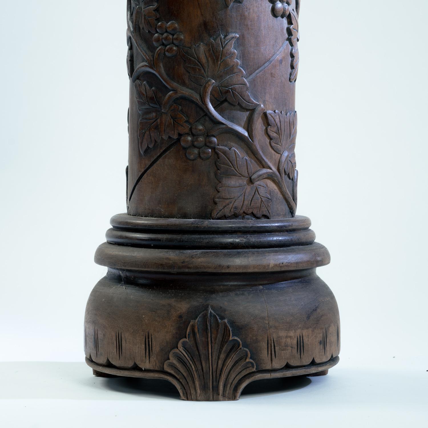 Acajou Piédestal ou jardinière, acajou, motif de vigne sculpté à la main, Wood, années 1950 en vente