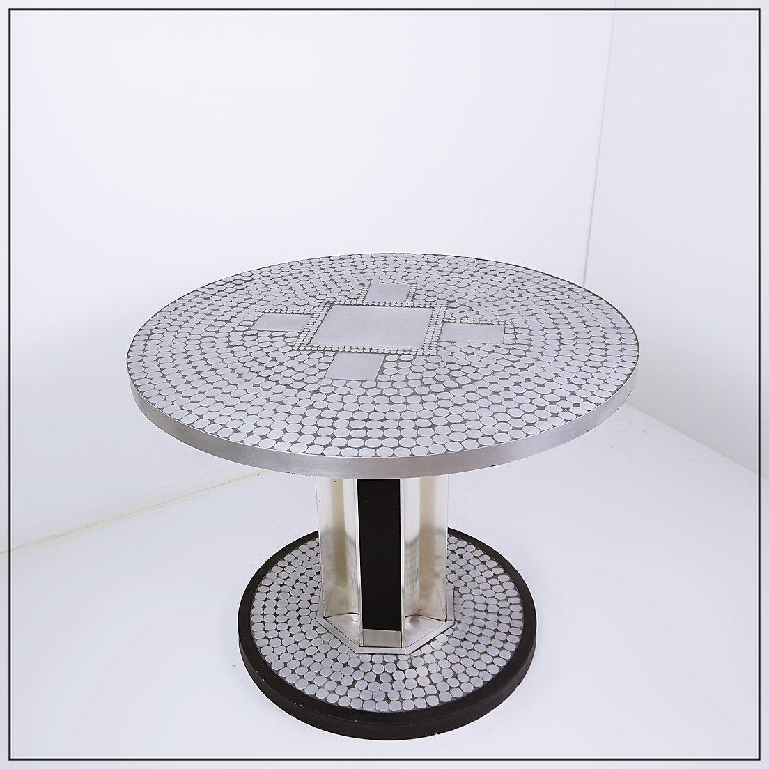 Piedistallo o tavolo nello stile di Raf Verjans - Belgio anni '70
Tavolo in alluminio a mosaico
Misure: Ø 91 cm - H. 69,5 cm 
Materiali : Metallo - Alluminio 
Usura coerente con l'età e l'uso
 