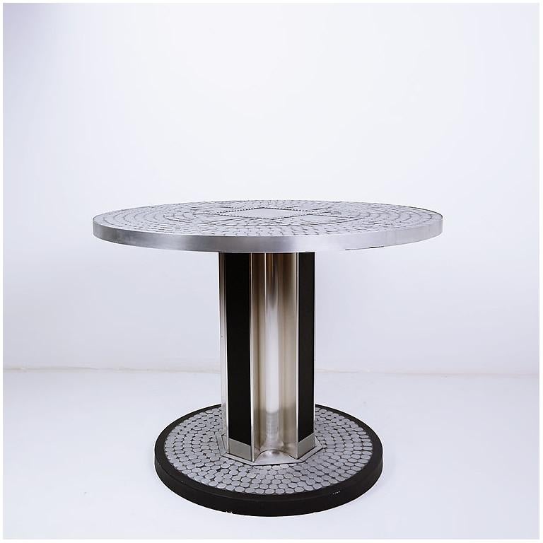 Tisch oder Sockel aus Aluminium und Metall, hergestellt in den 1970er Jahren in Belgien. Erinnert uns an Raf Verjans mit der mit Medaillen bedeckten Tischplatte. Ein glänzendes Schmuckstück.  