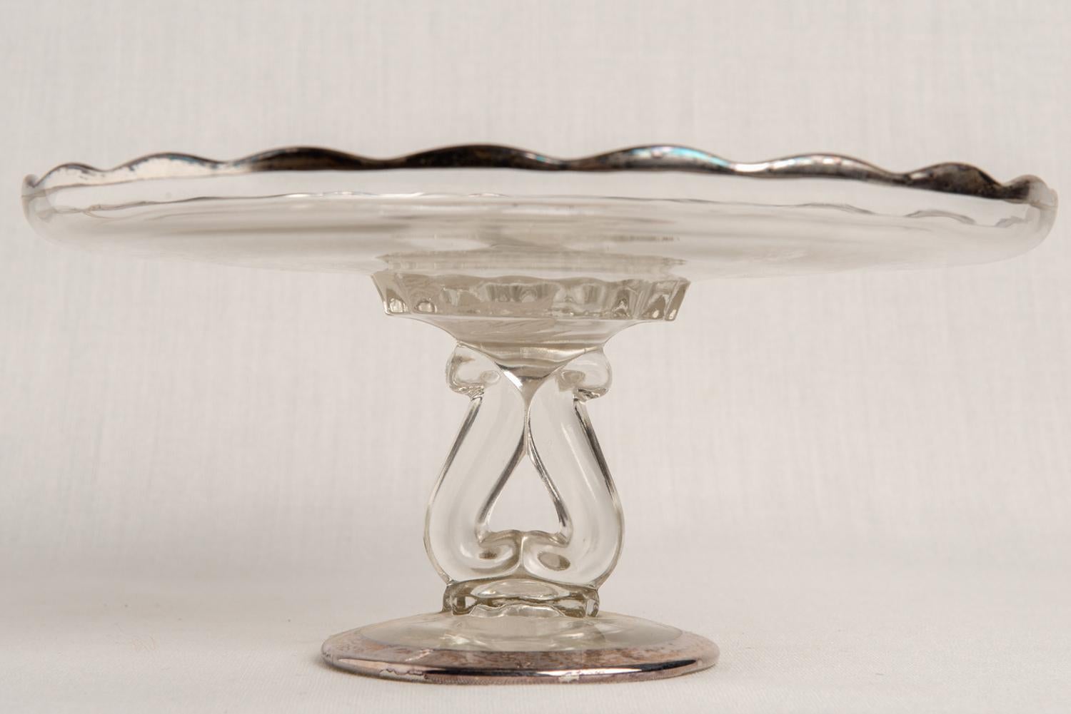 Eleganter Patisserie-Ständer mit in Silber gedruckten Blumen auf dem Glas: genannt 