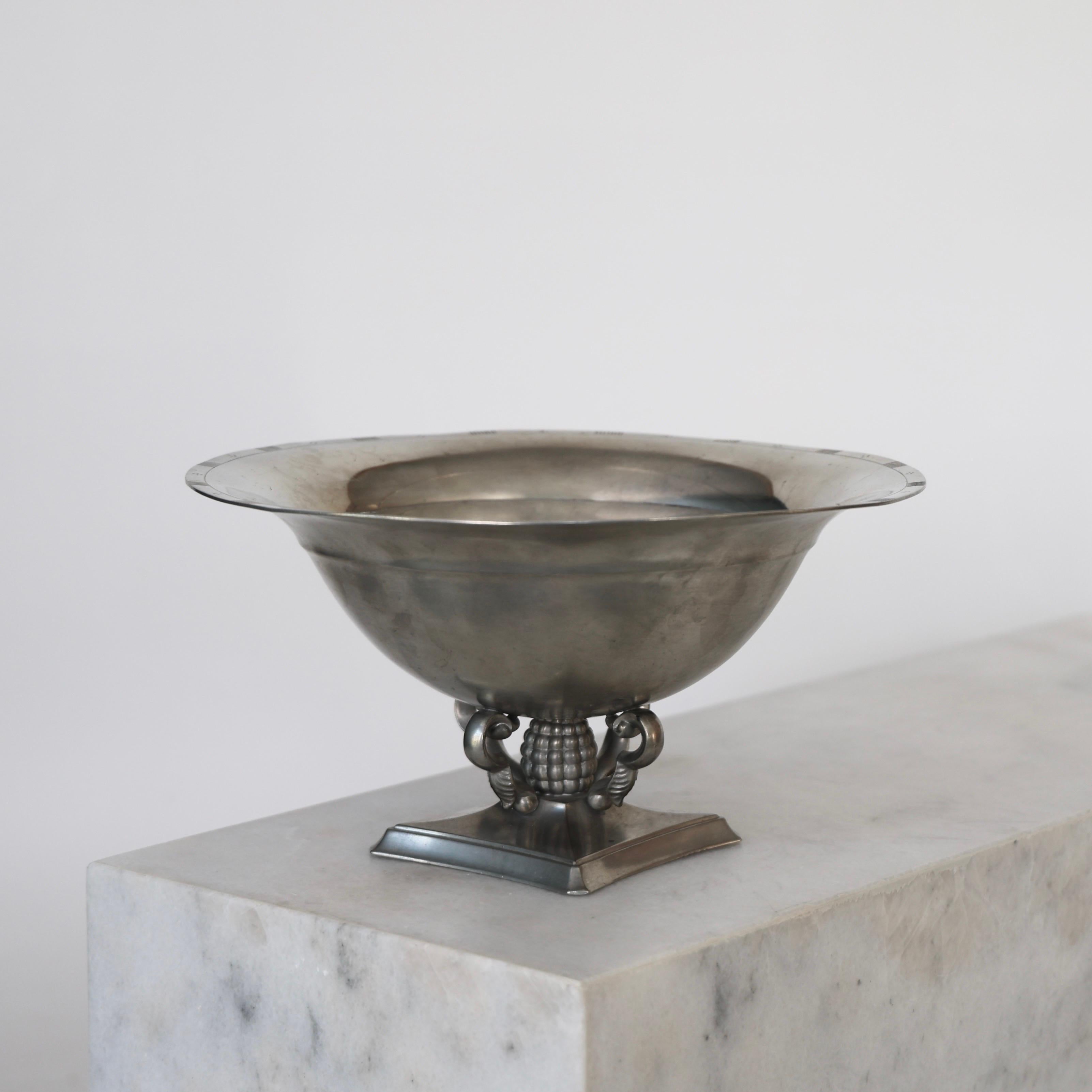 Pedestal Pewter Bowl made by Just Andersen in 1929. An exquisite piece for a beautiful table.

* A round pewter bowl on square foot
* Designer: Just Andersen
* Model: 1300
* Year: 1918-1929
* Condition: Fair vintage condition. Makers engraving