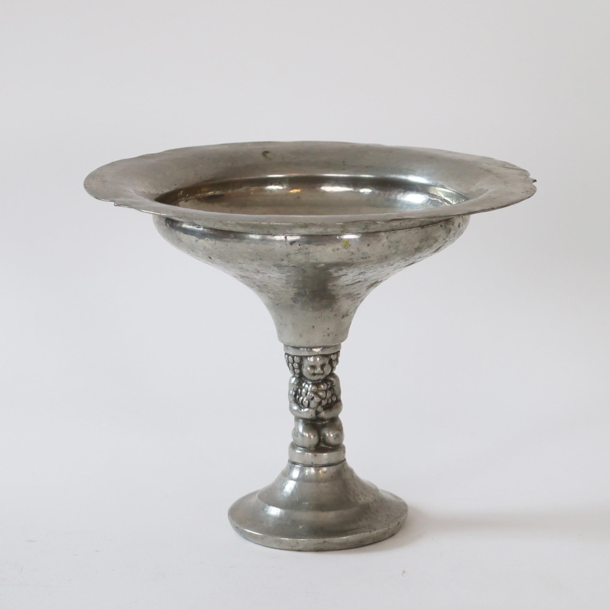 Pewterschale mit Sockel von Just Andersen, 1920er Jahre, Dänemark (Frühes 20. Jahrhundert) im Angebot