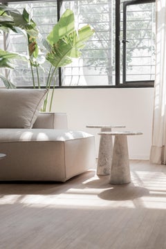 Juego de dos mesas auxiliares de mármol blanco con pedestal