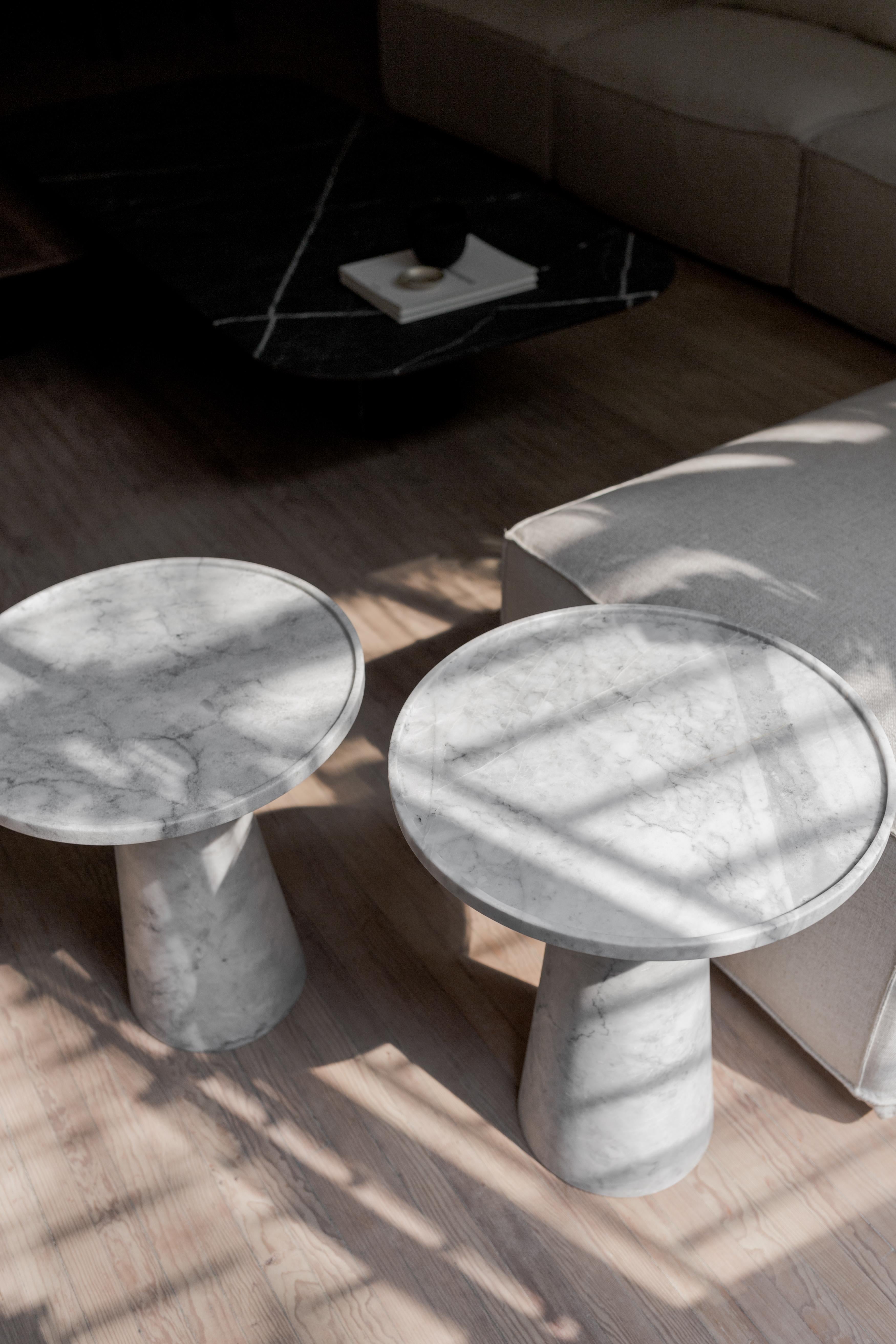 Mexicain Ensemble de deux tables d'appoint à piédestal en marbre blanc en vente