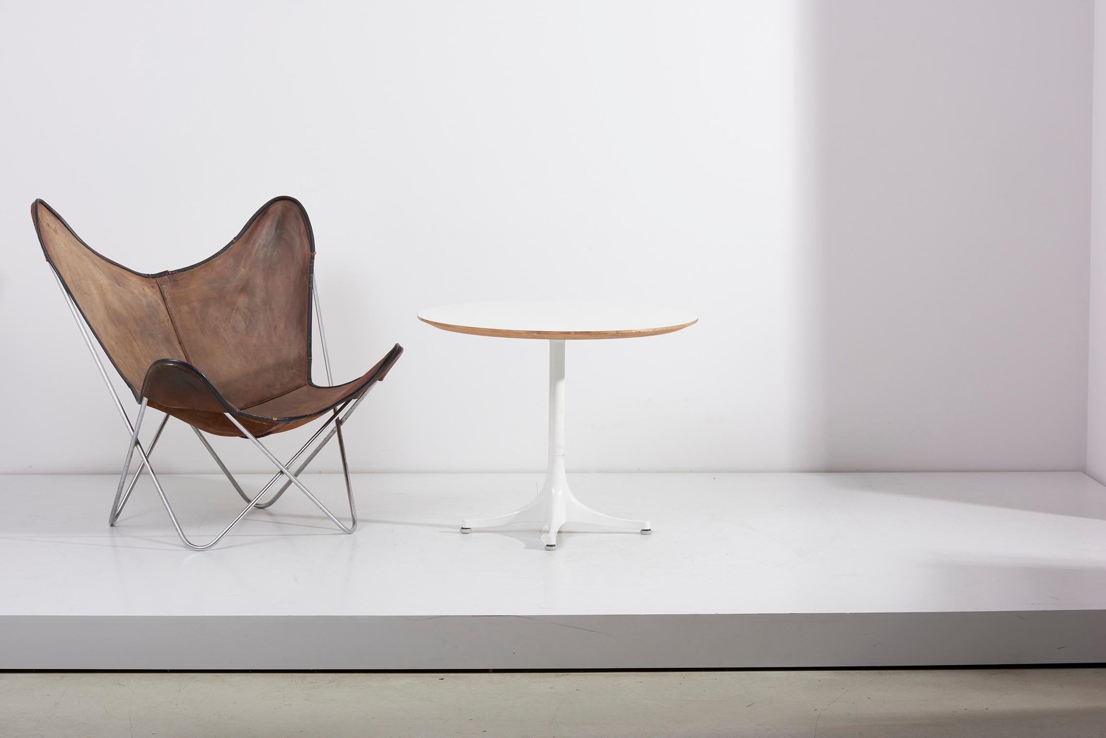 Der berühmte Couchtisch, 1960 von George Nelson für Herman Miller entworfen. Weißer Sockel, weiße Tischplatte. Unterschrieben!

