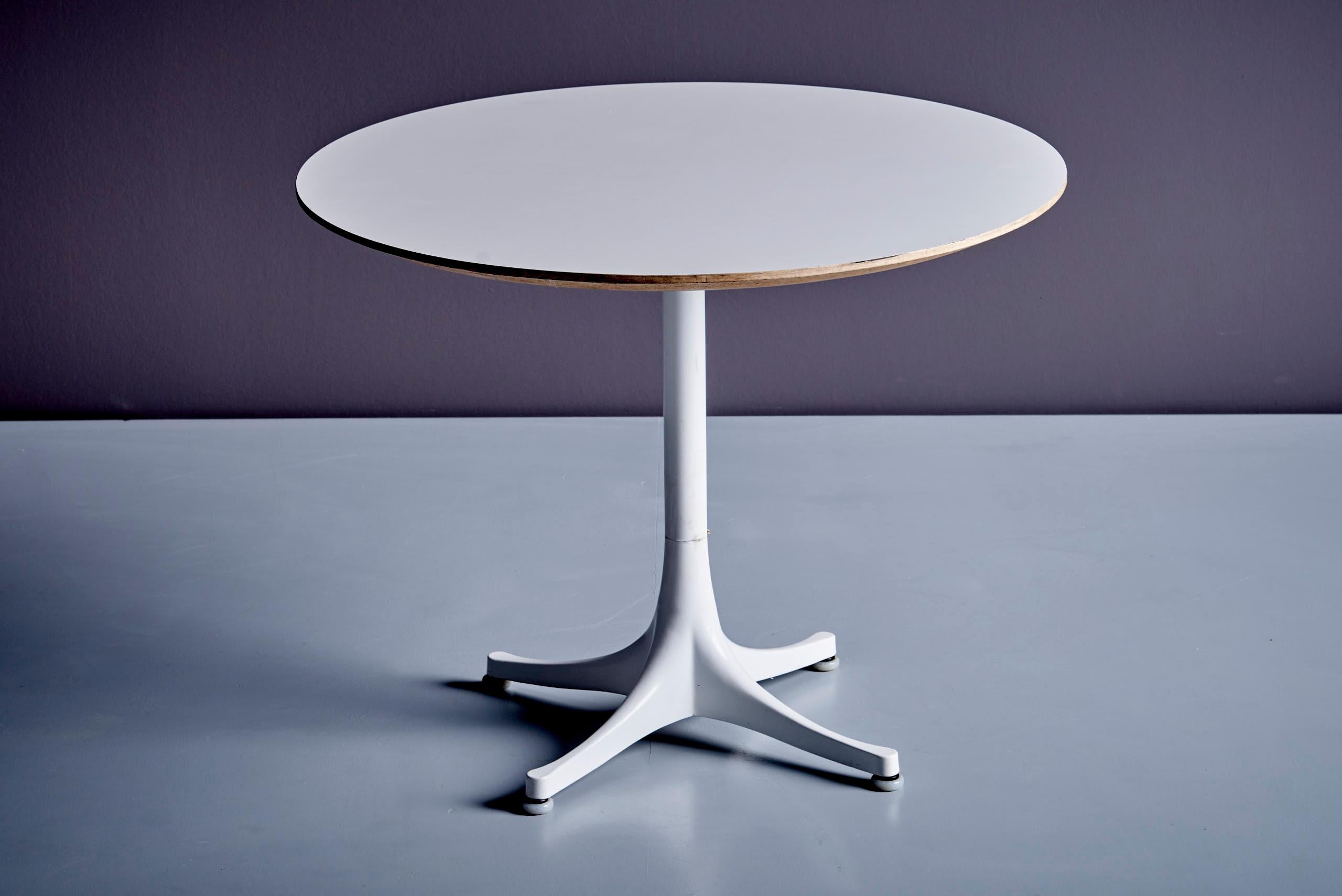 La célèbre table basse conçue par George Nelson en 1960 pour Herman Miller. Socle blanc, plateau blanc. Signé !

