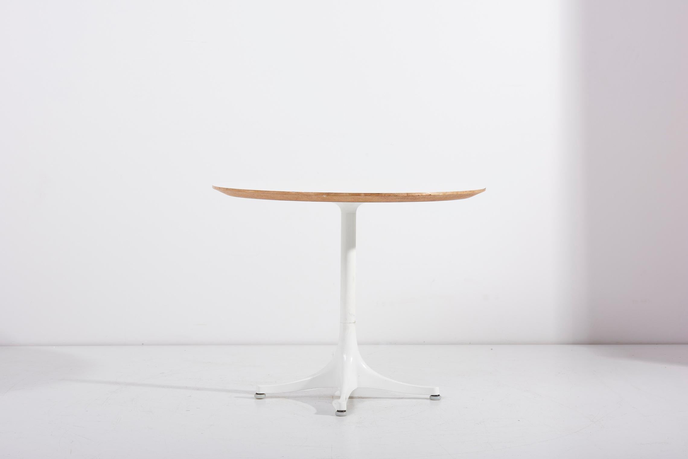 Mid-Century Modern Pedestal Side Coffee 5452 Table by George Nelson for Herman Miller For Sale