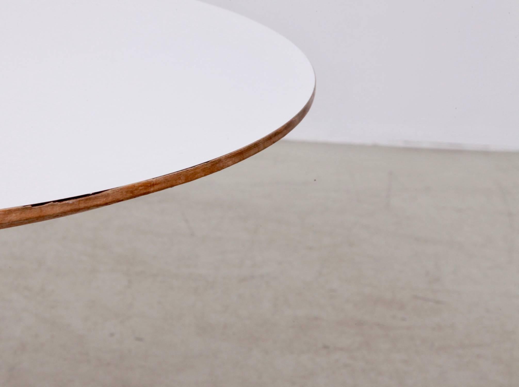 Pedestal Side Coffee 5452 Table by George Nelson for Herman Miller In Good Condition For Sale In Berlin, DE
