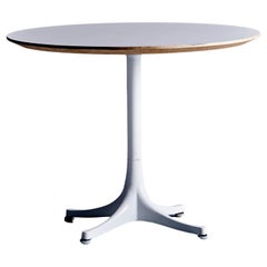 Mesa auxiliar de centro 5452 de George Nelson para Herman Miller