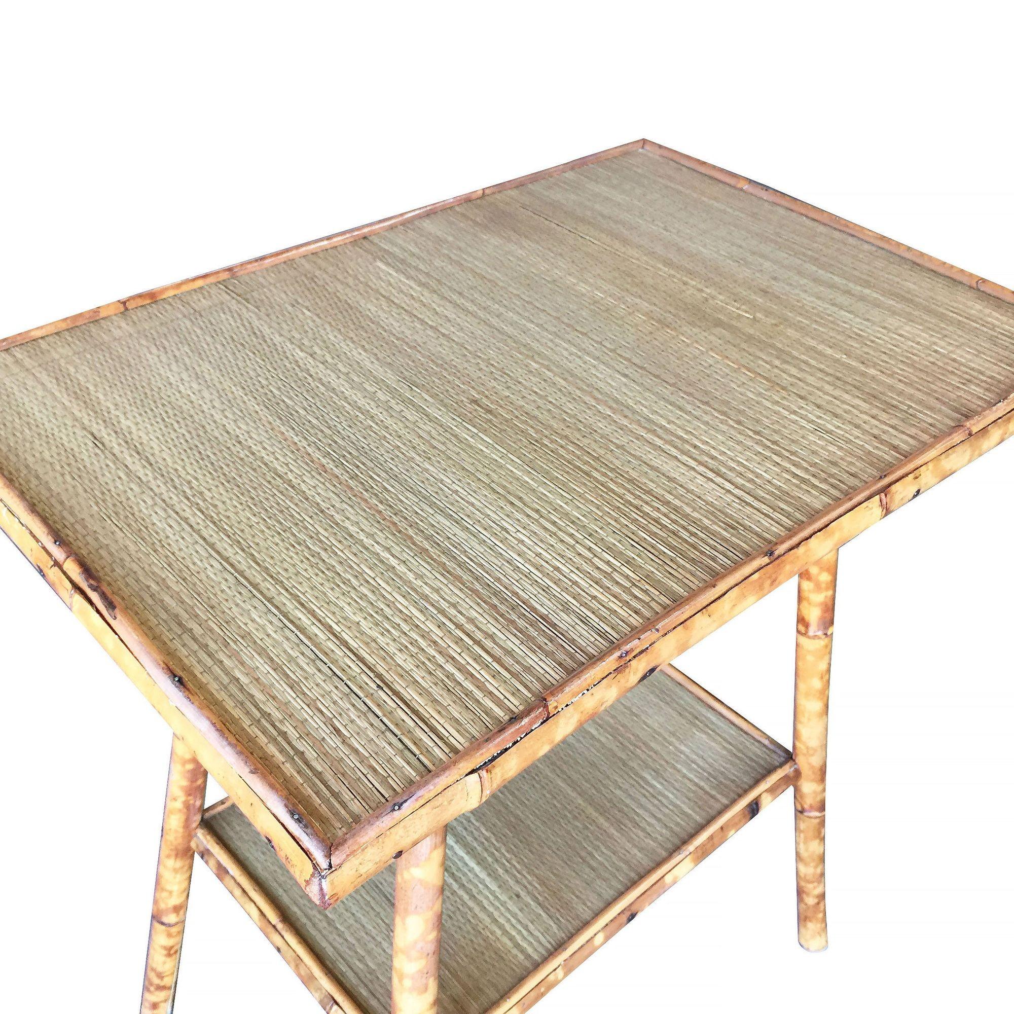 Mesa auxiliar de pedestal con estructura de bambú tigre y estante inferior principios del siglo XX en venta