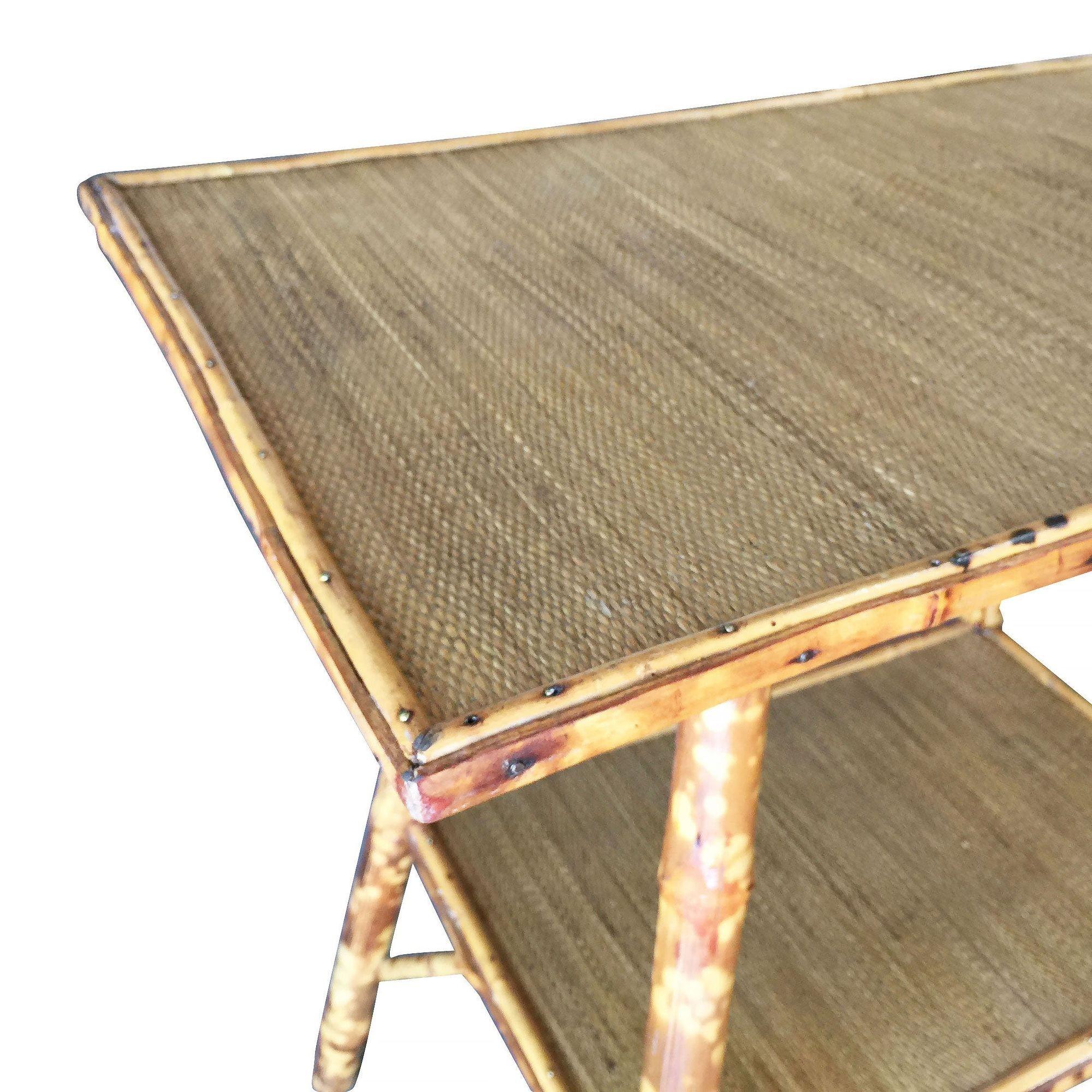 Mesa auxiliar de pedestal con estructura de bambú tigre y estante inferior Bambú en venta