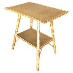 Mesa auxiliar de pedestal con estructura de bambú tigre y estante inferior