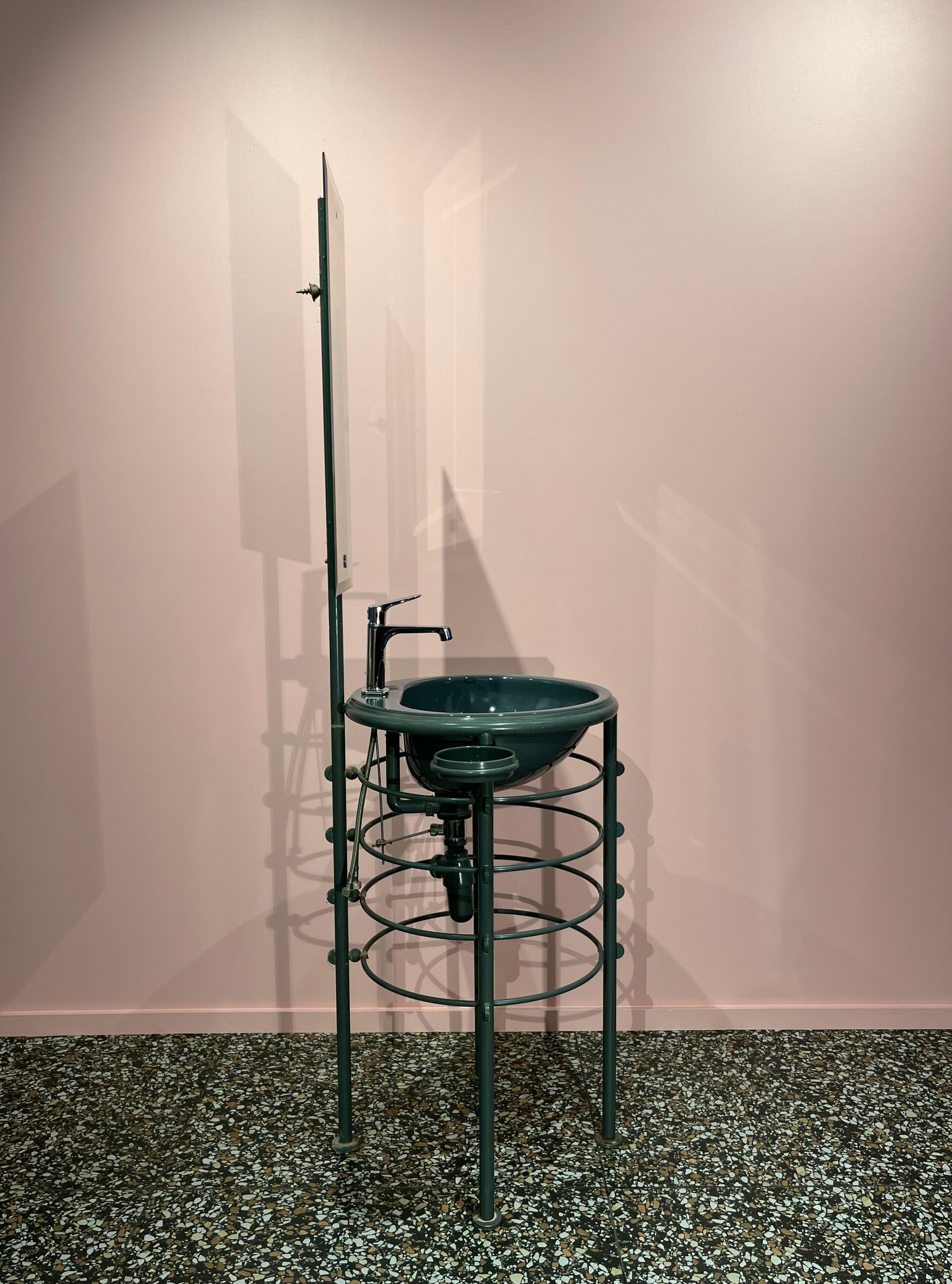 Philippe Starck 'Lola Herzburg' Freistehendes Waschbecken und Spiegel für Raspel, um 1985 (Lackiert) im Angebot