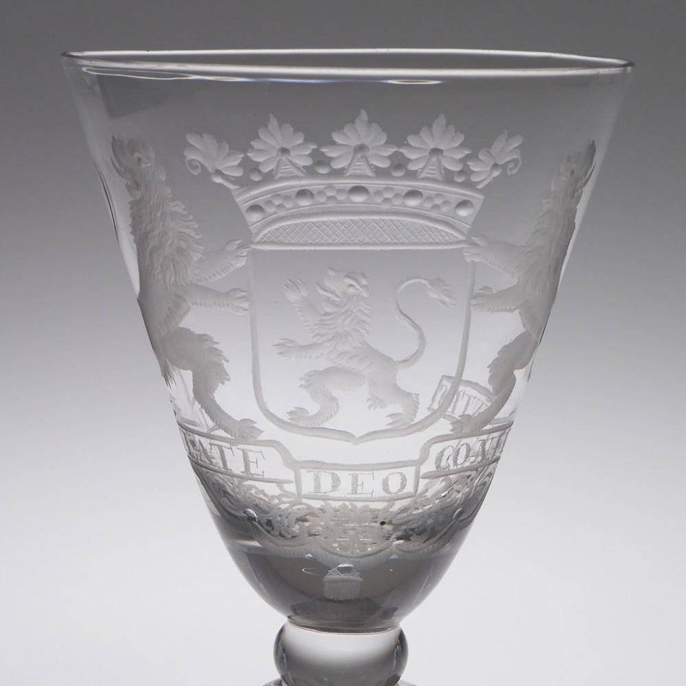 The Pedestal Stem Weinglas mit niederländischem Wappen, um 1740 (18. Jahrhundert und früher) im Angebot