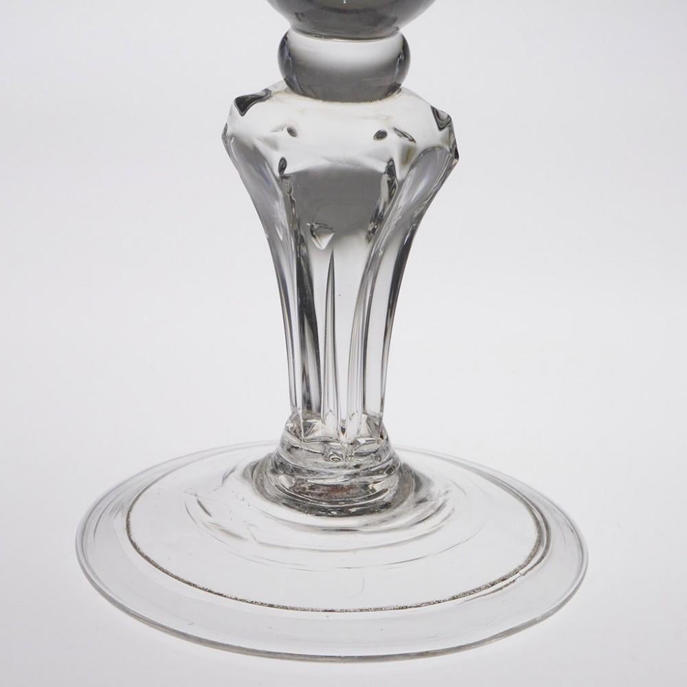 The Pedestal Stem Weinglas mit niederländischem Wappen, um 1740 (Glas) im Angebot