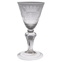 The Pedestal Stem Weinglas mit niederländischem Wappen, um 1740