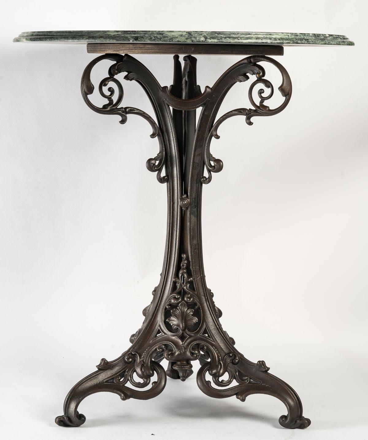 Pedestal table 19th century
Rare iron pedestal table with green marble top.
Measures: H: 81 cm, D: 70 cm.