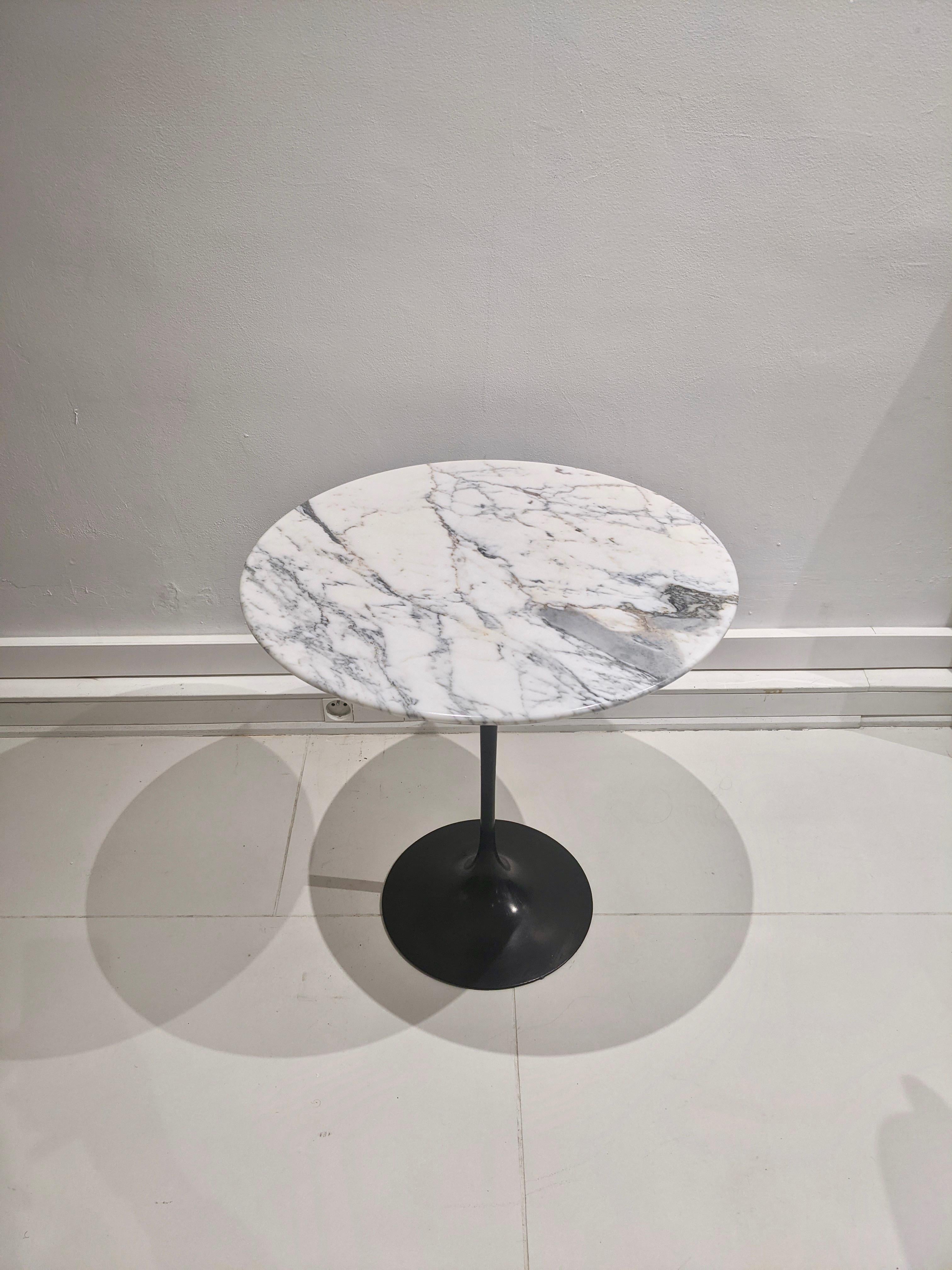 Pedestal table by Eero Saarinen with white marble top and black base for Knoll. Very good condition. The marble top is not original.