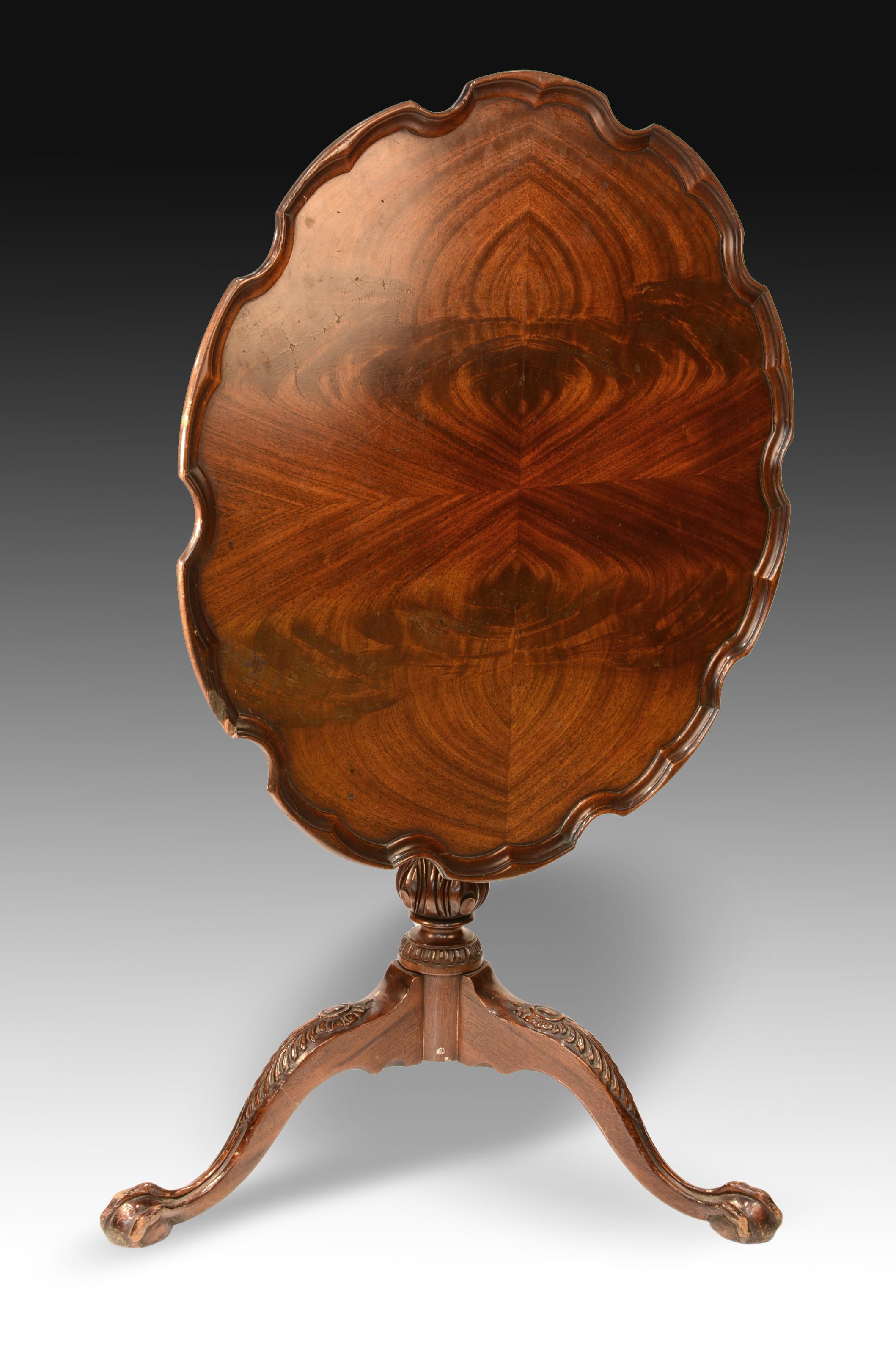 American Pedestal Table, George II Style Mahogany, USA, circa 1860 For Sale