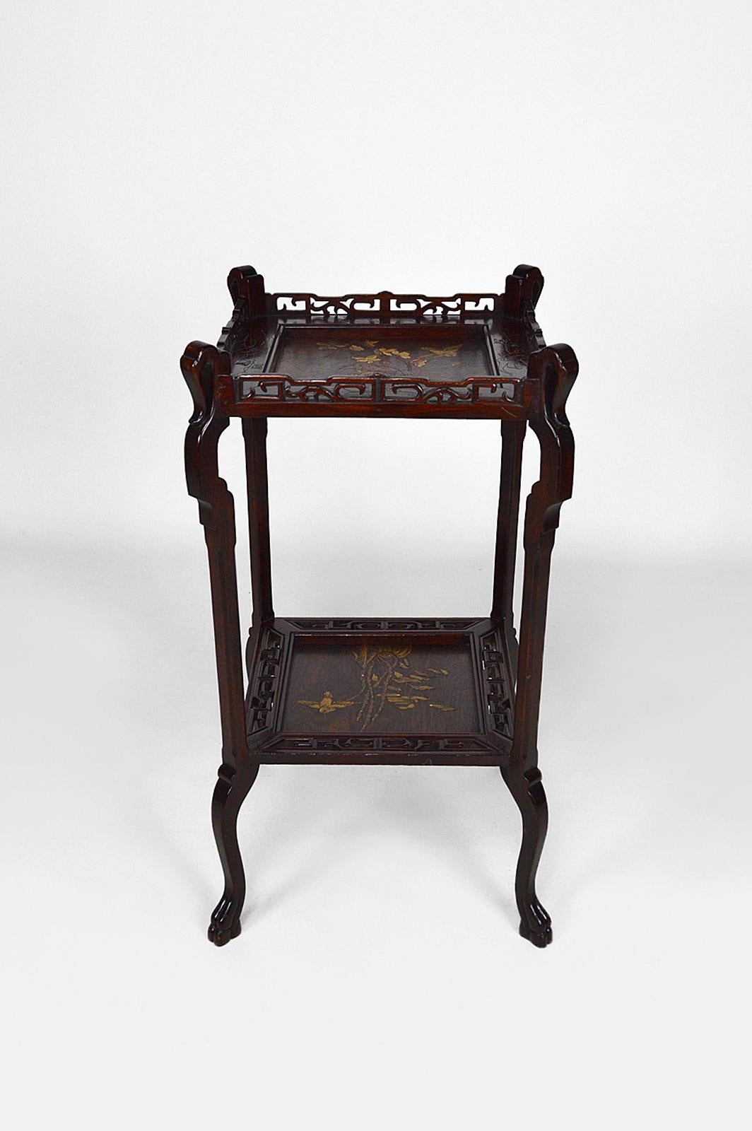 Superb pedestal table / gueridon / side table in carved wood whose feet end in hooves.
Presence of 2 lacquered Asian-inspired trays with animal and plant scenes: birds, insects, flowers...

In excellent condition, restored.
Art Nouveau Japonism,