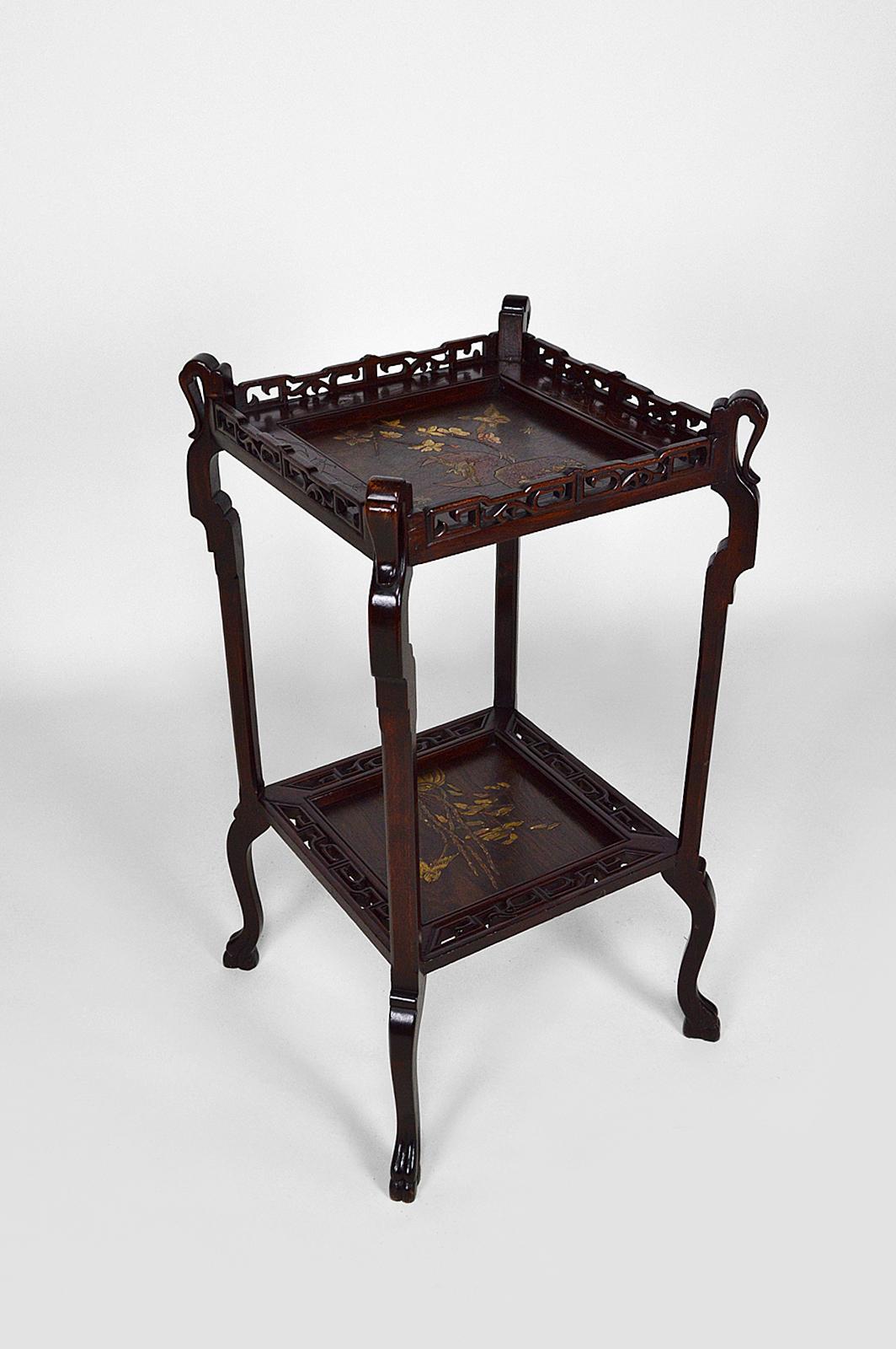 Mesa de pedestal en madera tallada y paneles lacados, Japonismo Francia, hacia 1880 Francés en venta
