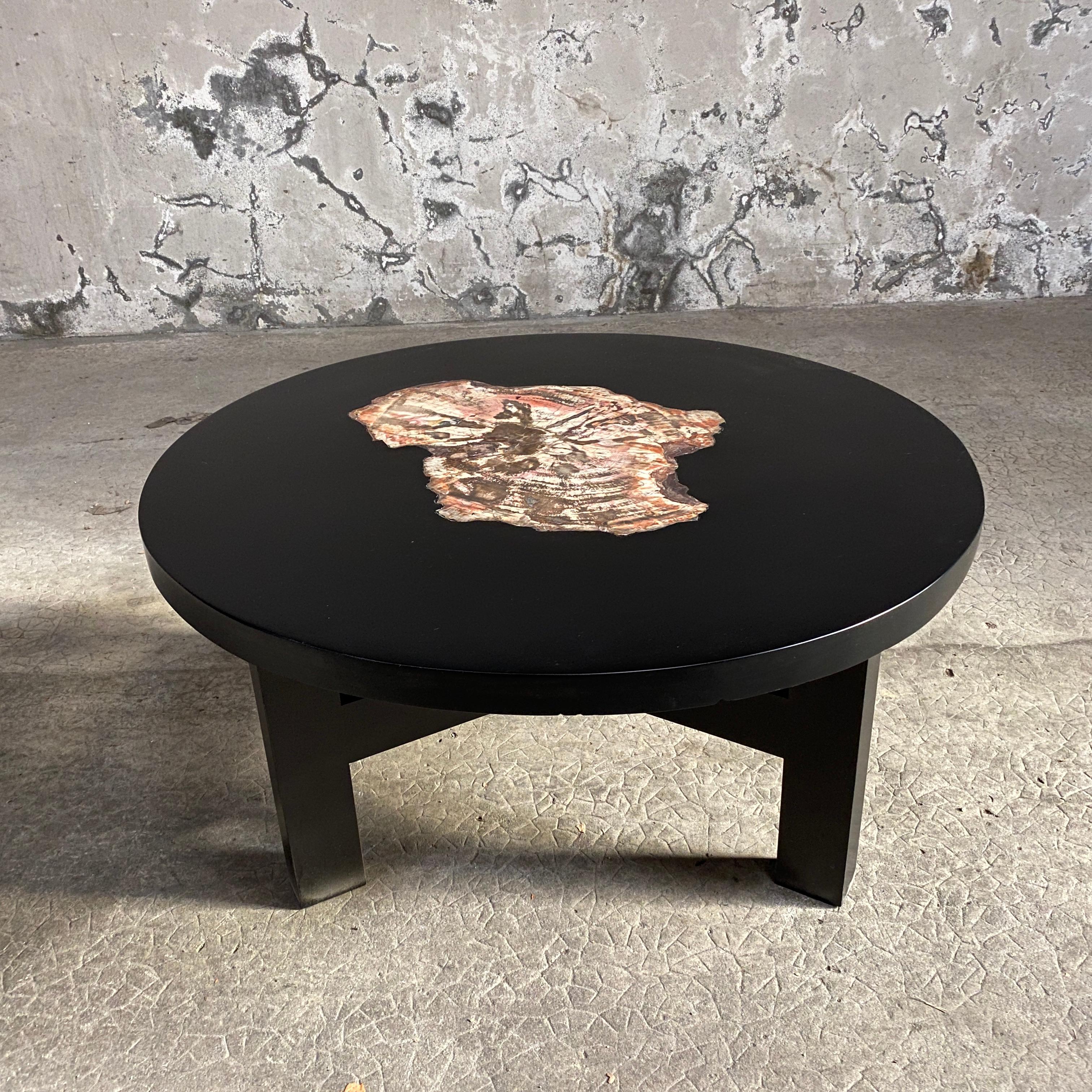 Pedestal table in lacquered wood and fossilized stone, Belgian work in the spirit of teenager Chale from the 1970s.
  