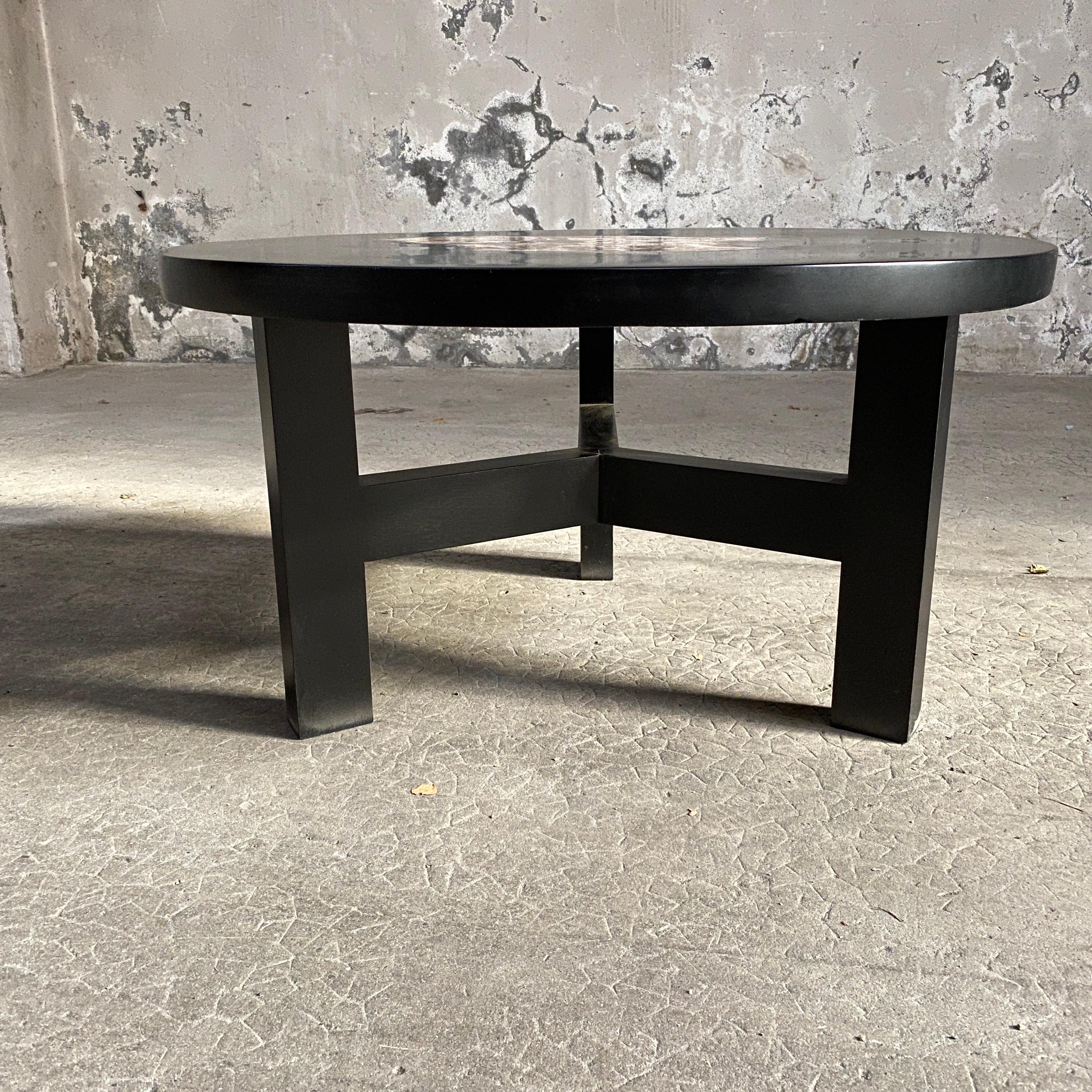 Mid-Century Modern Pedestal Table in Lacquered Wood and Fossilized Stone For Sale