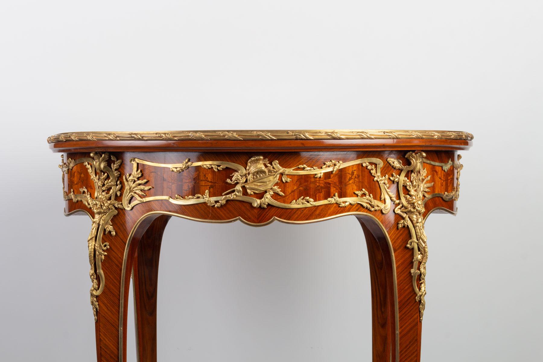 Pedestal table in marquetry and gilt bronze, 19th century, Napoleon III period.
Measures: H 77 cm, D 67 cm.