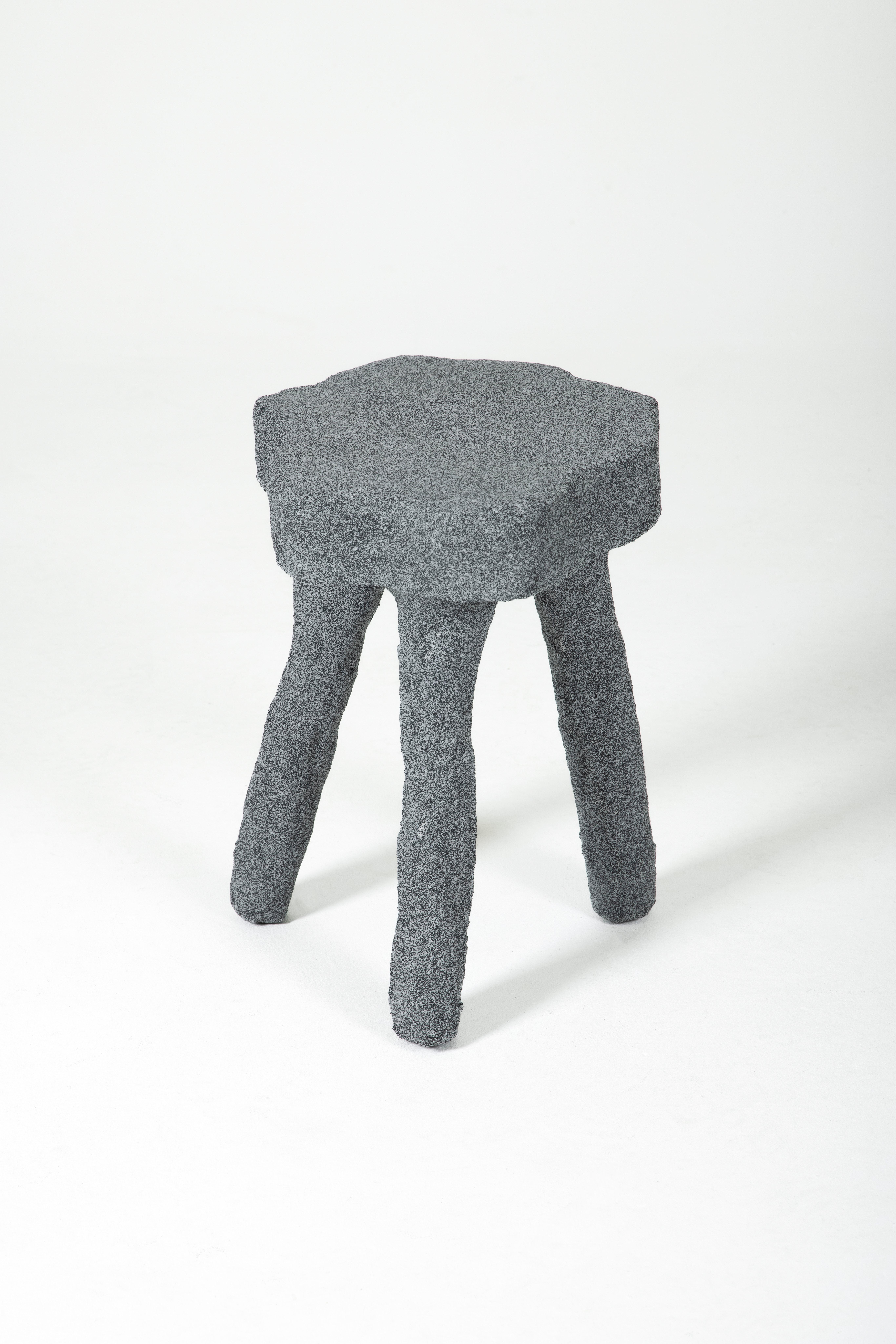Pedestal table in plaster and grey sand by Paul hardy. Composed of 3 legs and asymmetrical top. Contemporary edition.