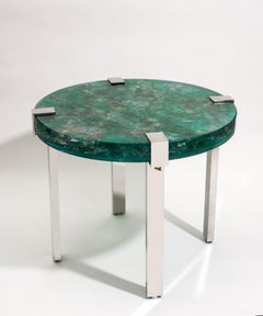 Table sur piédestal en résine et laiton nickelé