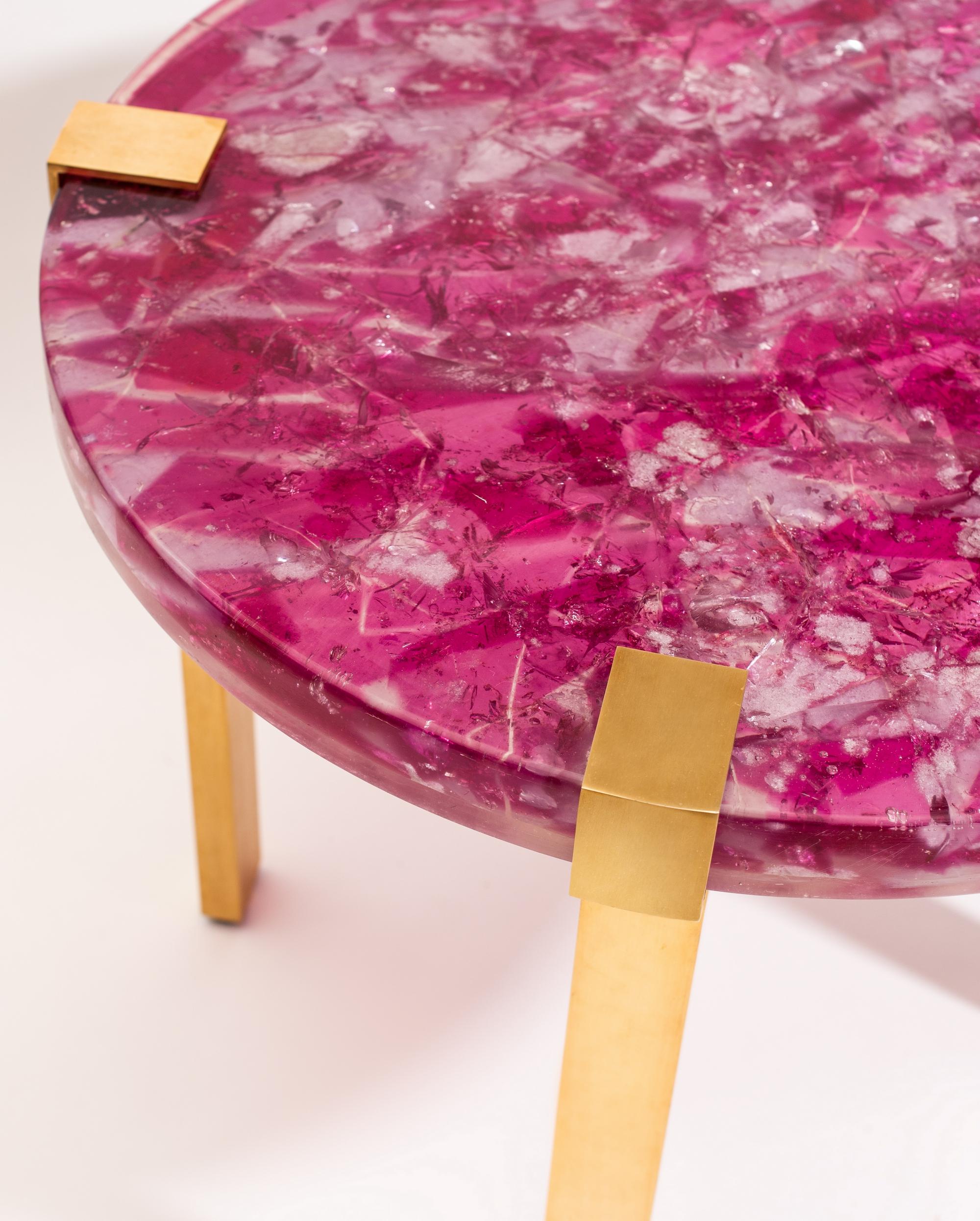 Magnifique guéridon avec plateau en résine épaisse avec inclusions.
Quatre pieds réglables et amovibles en laiton doré.
Hauteur : 65 cm (25.6 inches)
Diamètre : 79 cm (31.1 pouces)
Épaisseur du plateau : 6,5 cm (2,56 pouces)
