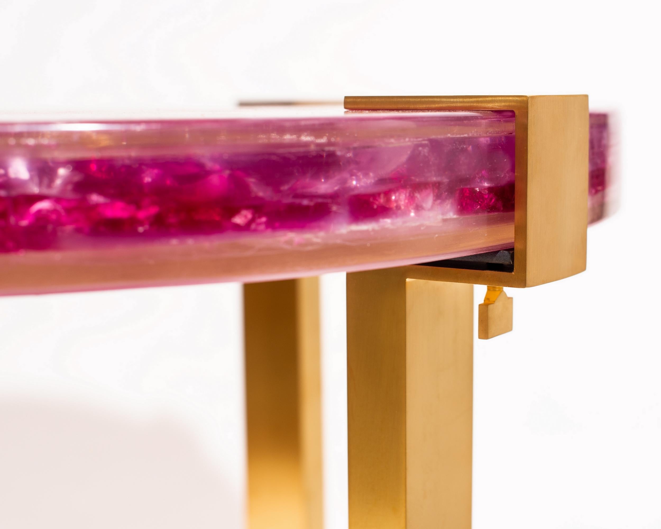 The Pedestal table en résine avec inclusions et laiton plaqué or. Bon état - En vente à Paris, FR