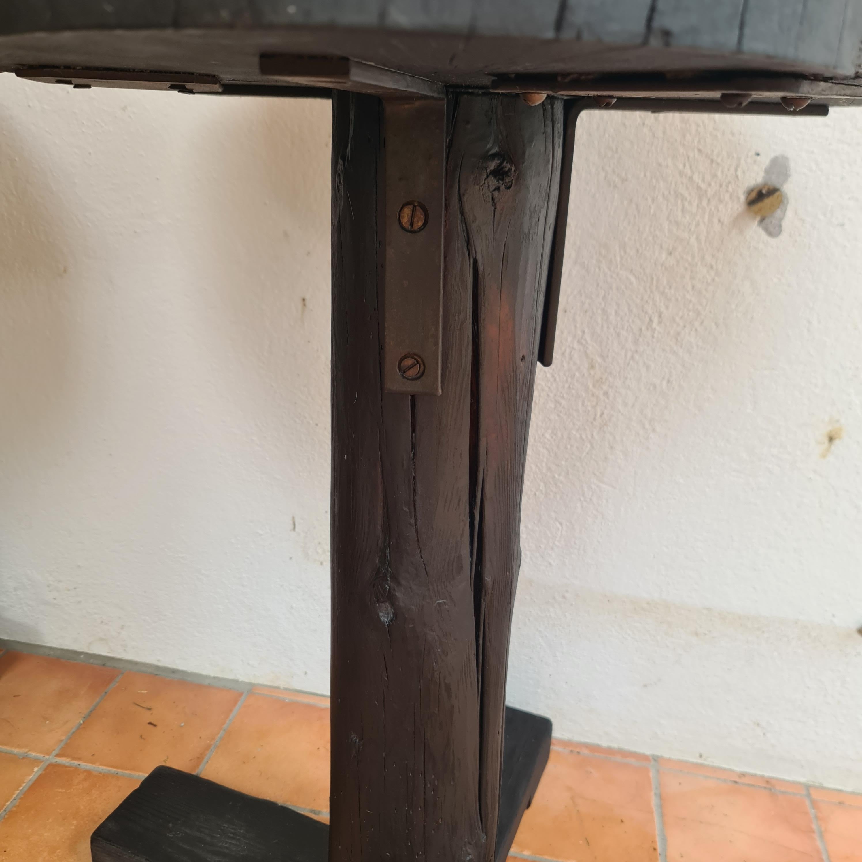 pedestal table in the style brutalist technic of shou sugi ban In Good Condition For Sale In TARBES, FR