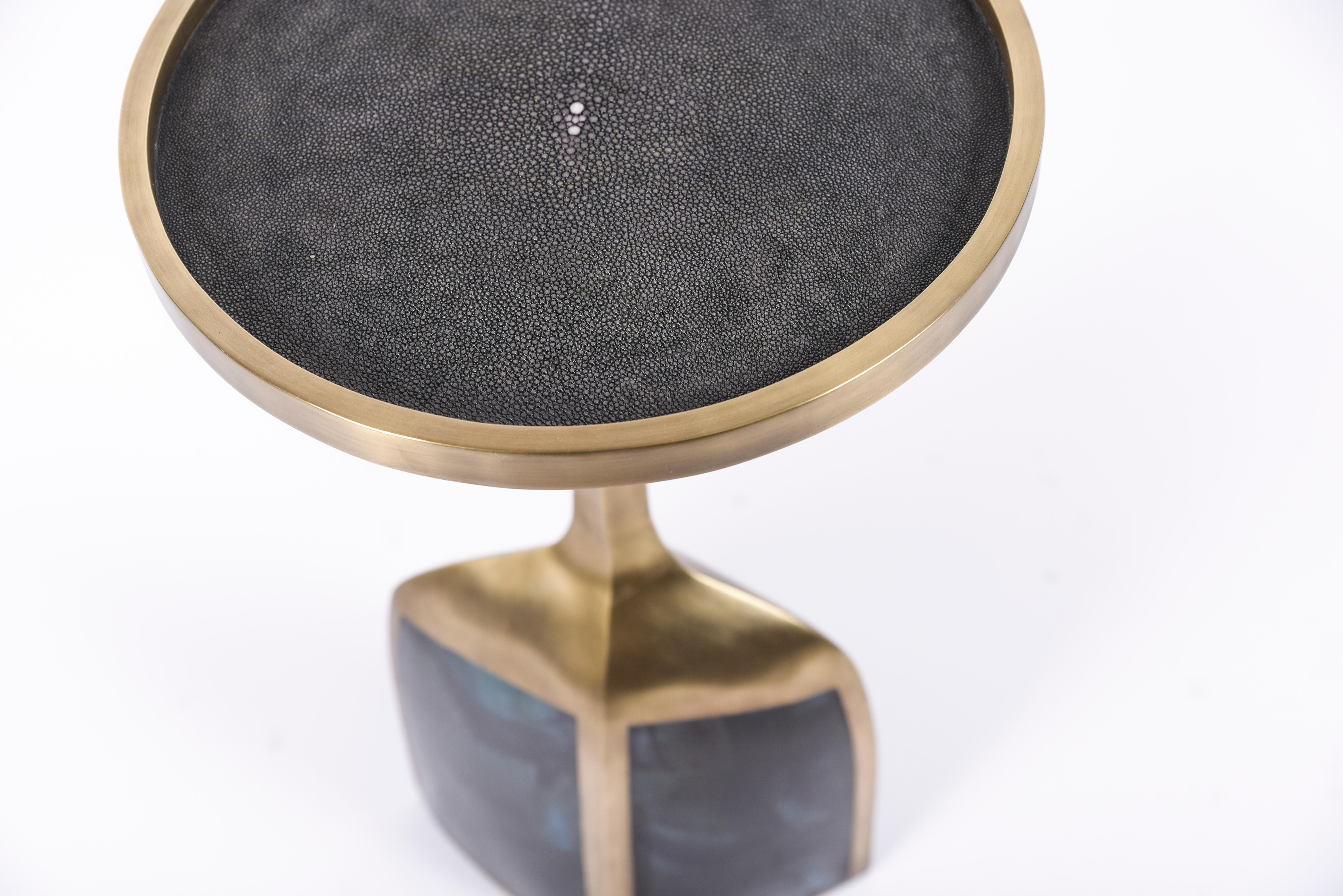 The pedestal side large is the perfect end table that is easily adaptable in any space and due to its lightweight nature easy to move around. The large size is inlaid on the top surface with coal black Shagreen, the bottom part a mixture of coal