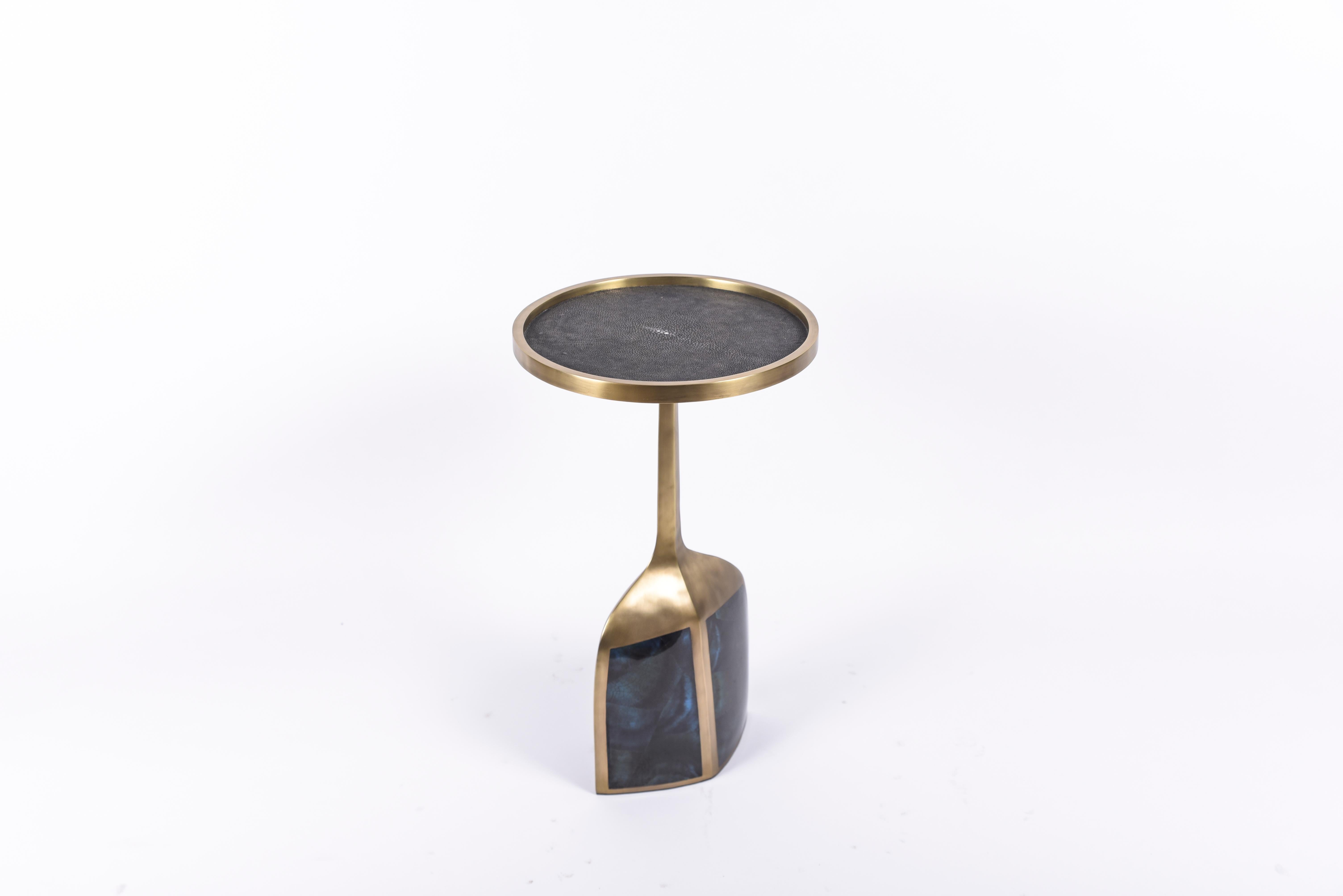 The pedestal side large is the perfect end table, that is easily adaptable in any space and due to its lightweight nature easy to move around. The large size is inlaid on the top surface with coal black shagreen, the bottom part a mixture of blue