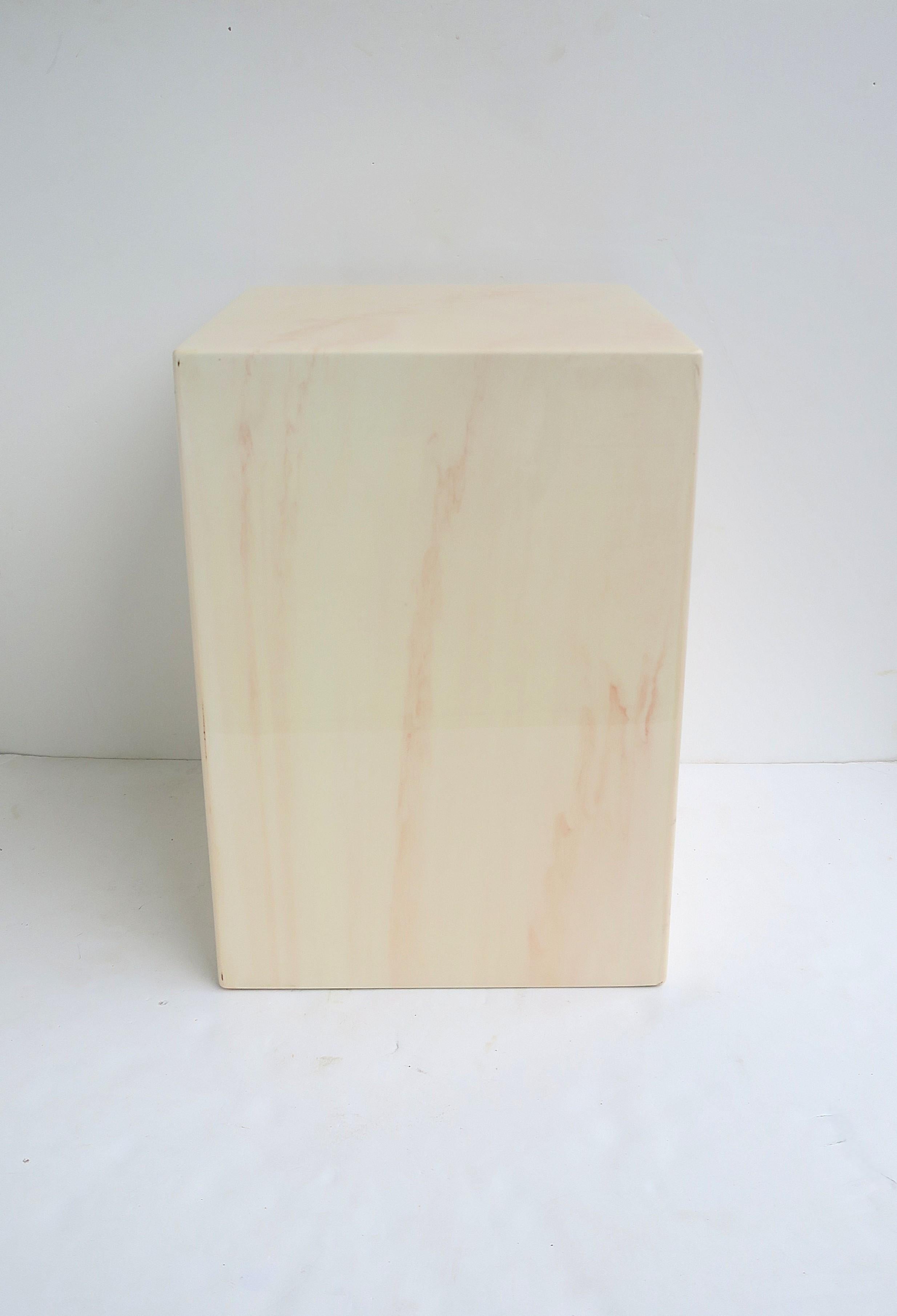 Tavolo con piedistallo effetto marmo in vendita 4