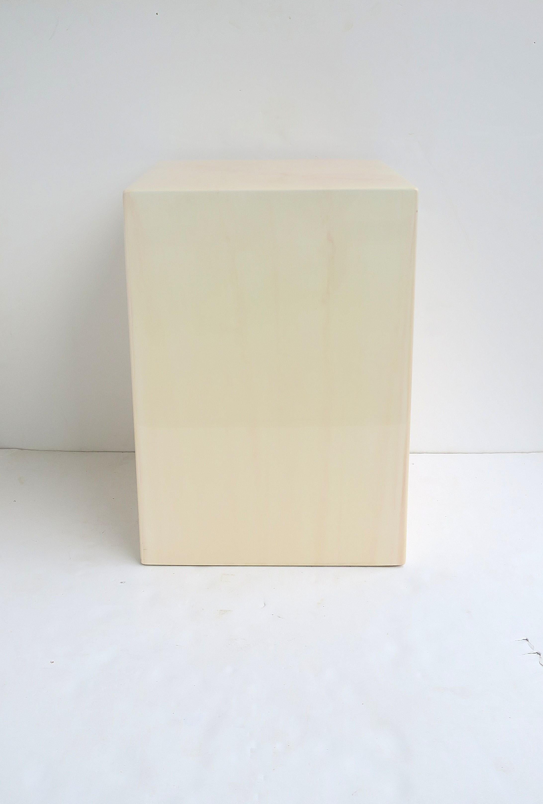 Tavolo con piedistallo effetto marmo in vendita 5