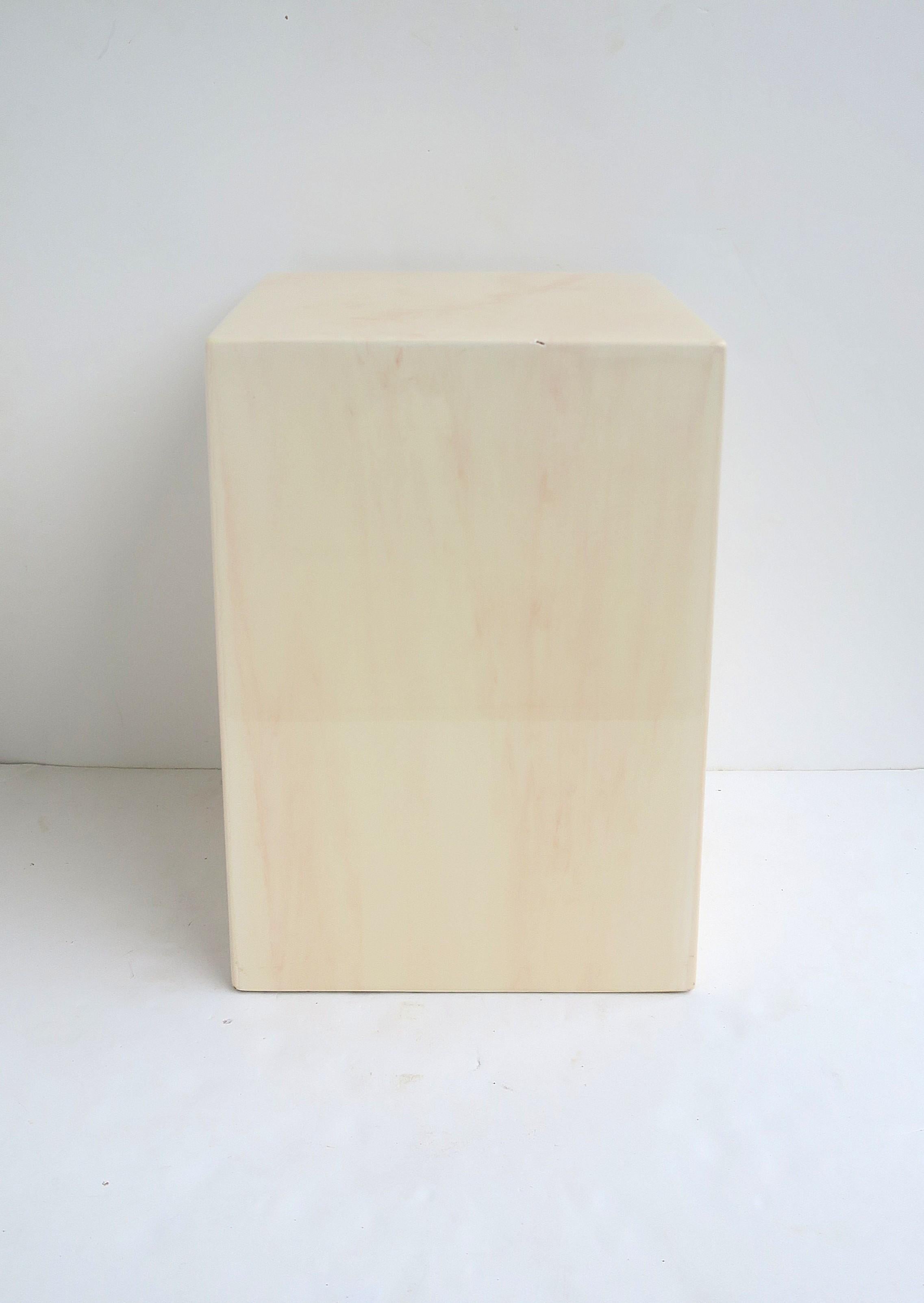 Tavolo con piedistallo effetto marmo in vendita 6