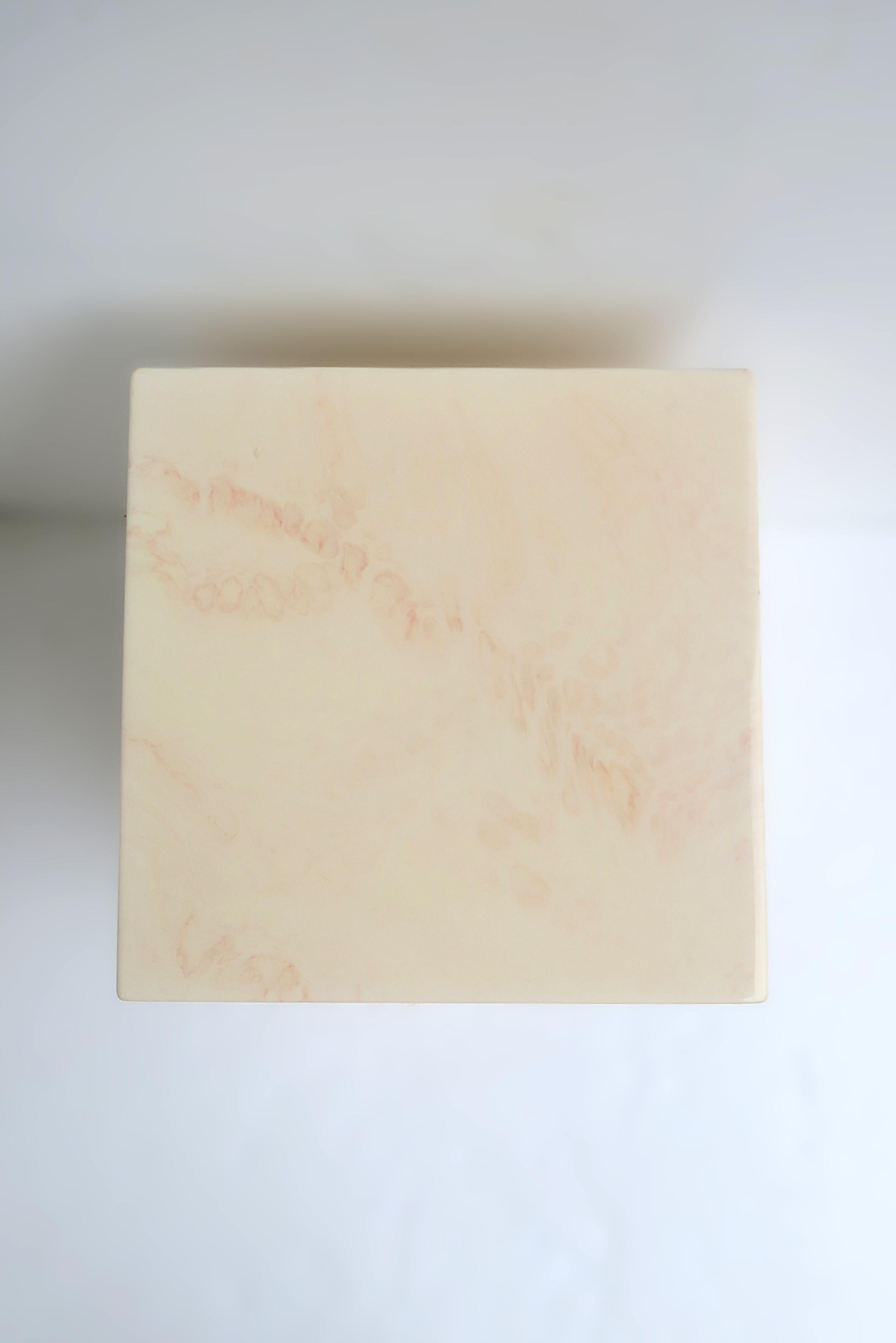 Tavolo con piedistallo effetto marmo in vendita 7