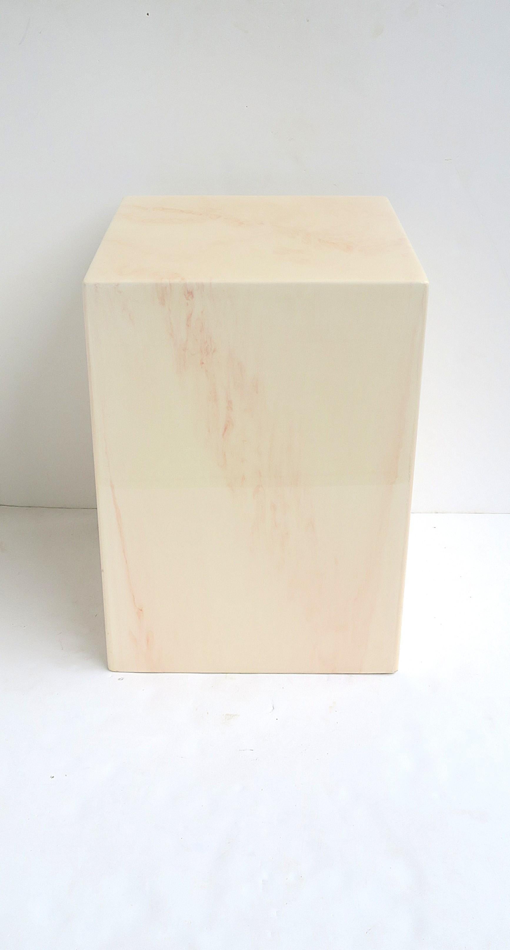 Un sostanzioso tavolino con piedistallo o piedistallo rivestito in acrilico, in stile moderno, circa alla fine del XX secolo. Il pezzo ha una tonalità neutra con tracce di rosa/carne con un design 